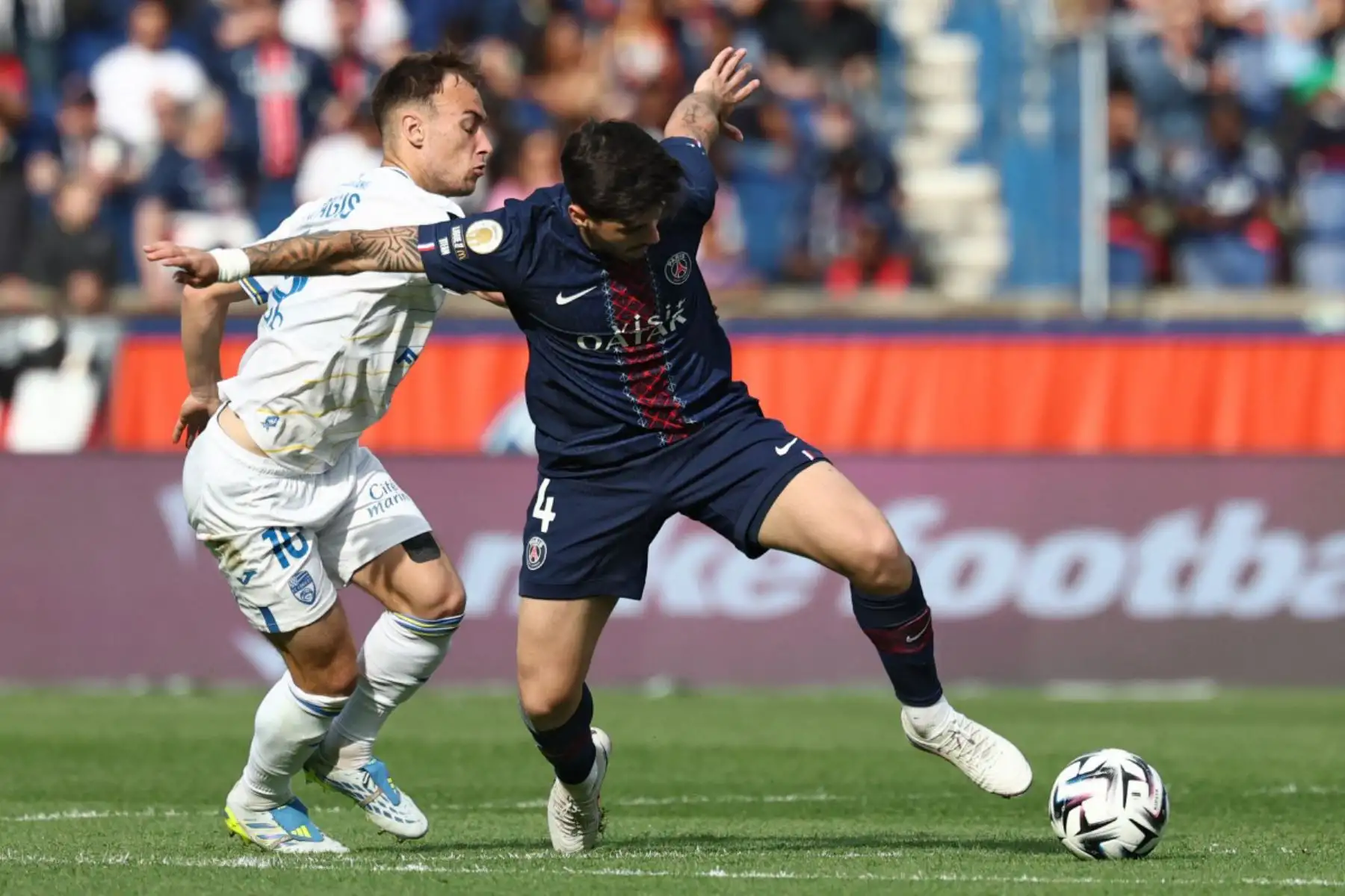 El centrocampista francés del Lorient, Pablo Pagis, y el defensa brasileño del Paris Saint-Germain, Lucas Beraldo, disputan el balón durante el partido de la Ligue 1 francesa entre el Paris Saint-Germain (PSG) y el FC Lorient en el estadio Parc des Princes de París. Foto: ANDINA/AFP