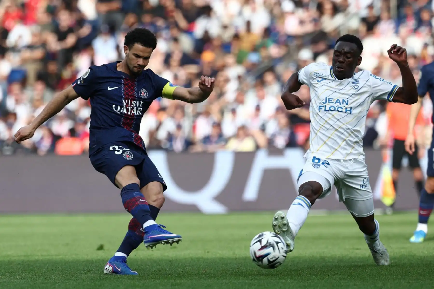 El centrocampista francés del Paris Saint-Germain, Warren Zaïre-Emery, anota el segundo gol de su equipo durante el partido de la Ligue 1 francesa entre el Paris Saint-Germain (PSG) y el FC Lorient en el estadio Parc des Princes de París. Foto: ANDINA/AFP