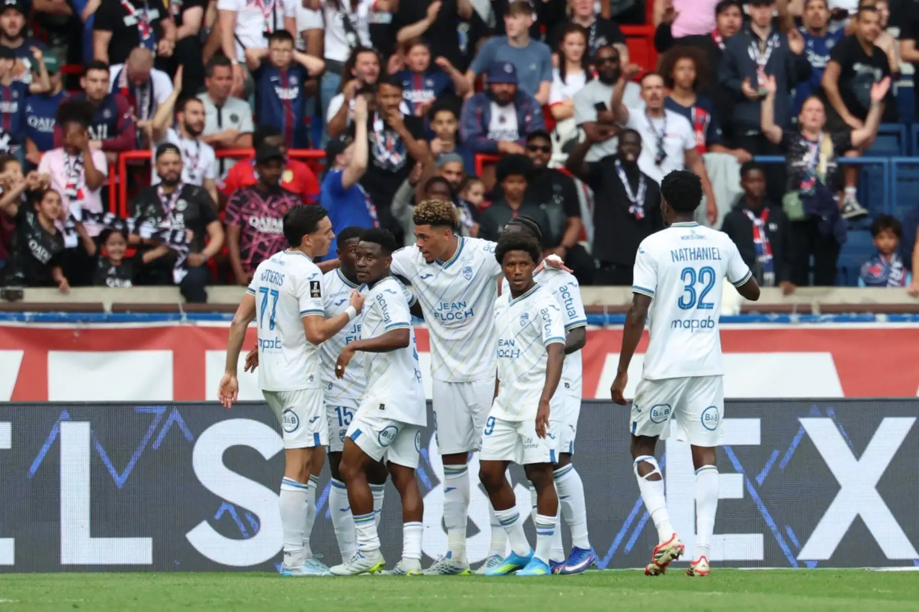 Los jugadores del Lorient celebran tras marcar el gol del empate durante el partido de la Ligue 1 francesa entre el Paris Saint-Germain (PSG) y el FC Lorient en el estadio Parc des Princes de París. Foto: ANDINA/AFP