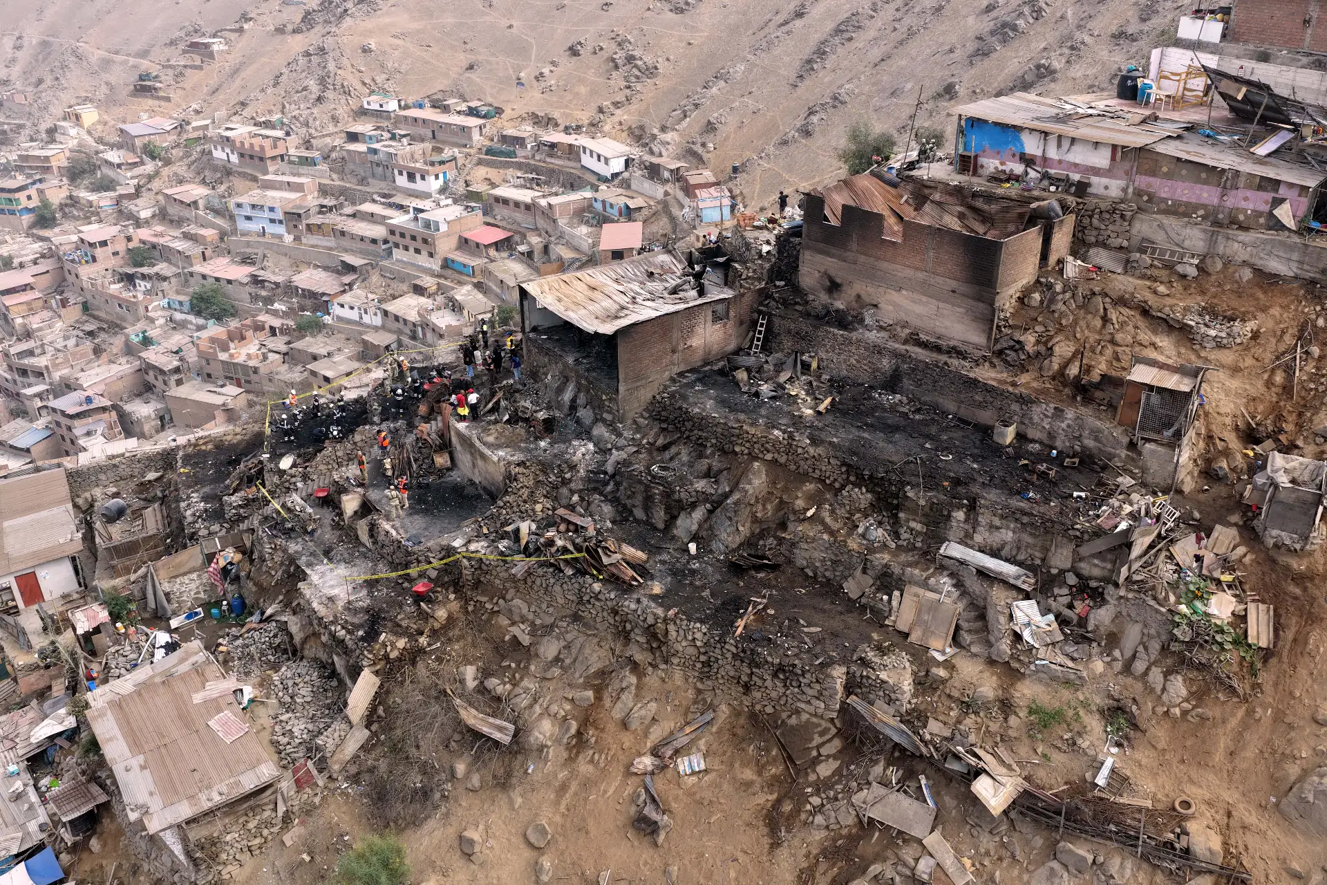 Decenas de viviendas quedaron en escombros tras el voraz incendio ocurrido en horas de la tarde del viernes 1 de mayo de 2026, en un cerro del AA.HH. Pampa de Cueva, en el distrito de Independencia. Foto: ANDINA/Daniel Bracamonte