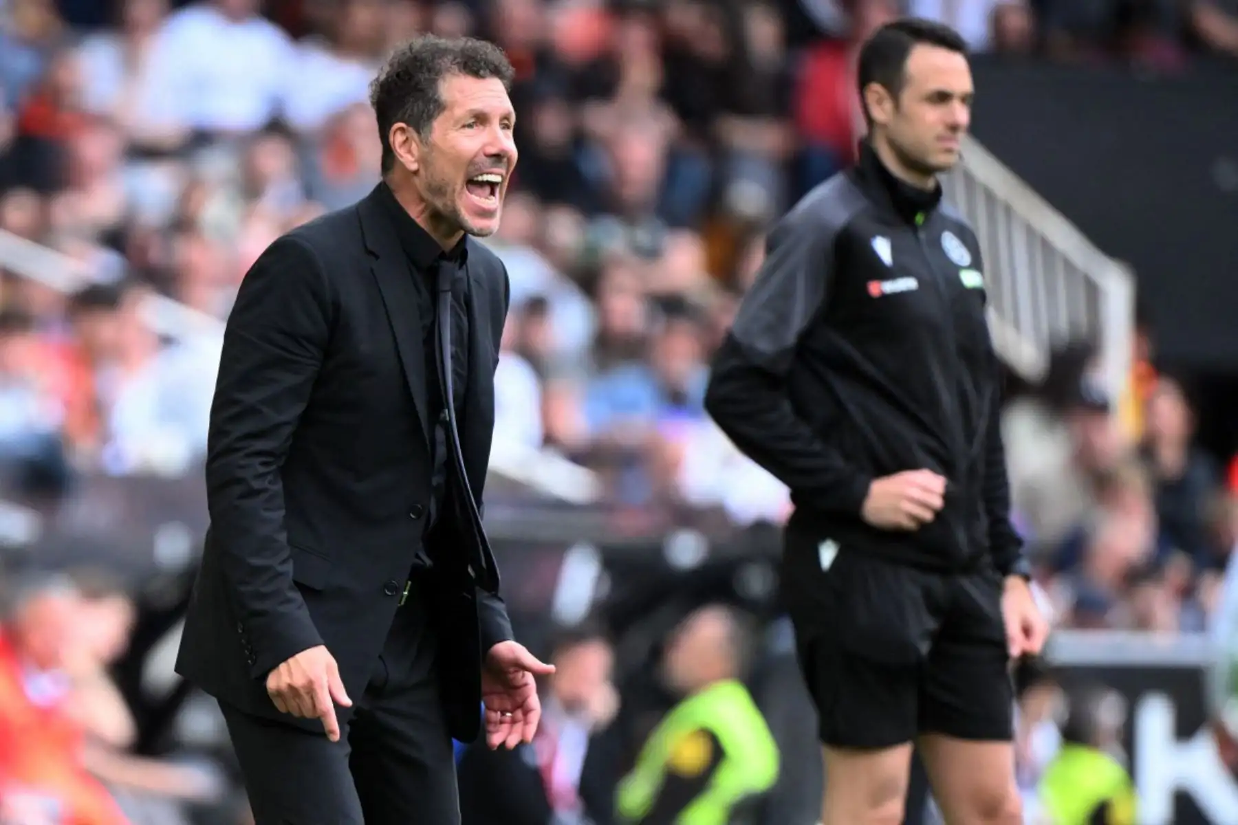 El técnico argentino del Atlético de Madrid, Diego Simeone, reacciona durante el partido de la liga española entre el Valencia CF y el Club Atlético de Madrid en el estadio Mestalla de Valencia. Foto: ANDINA/AFP