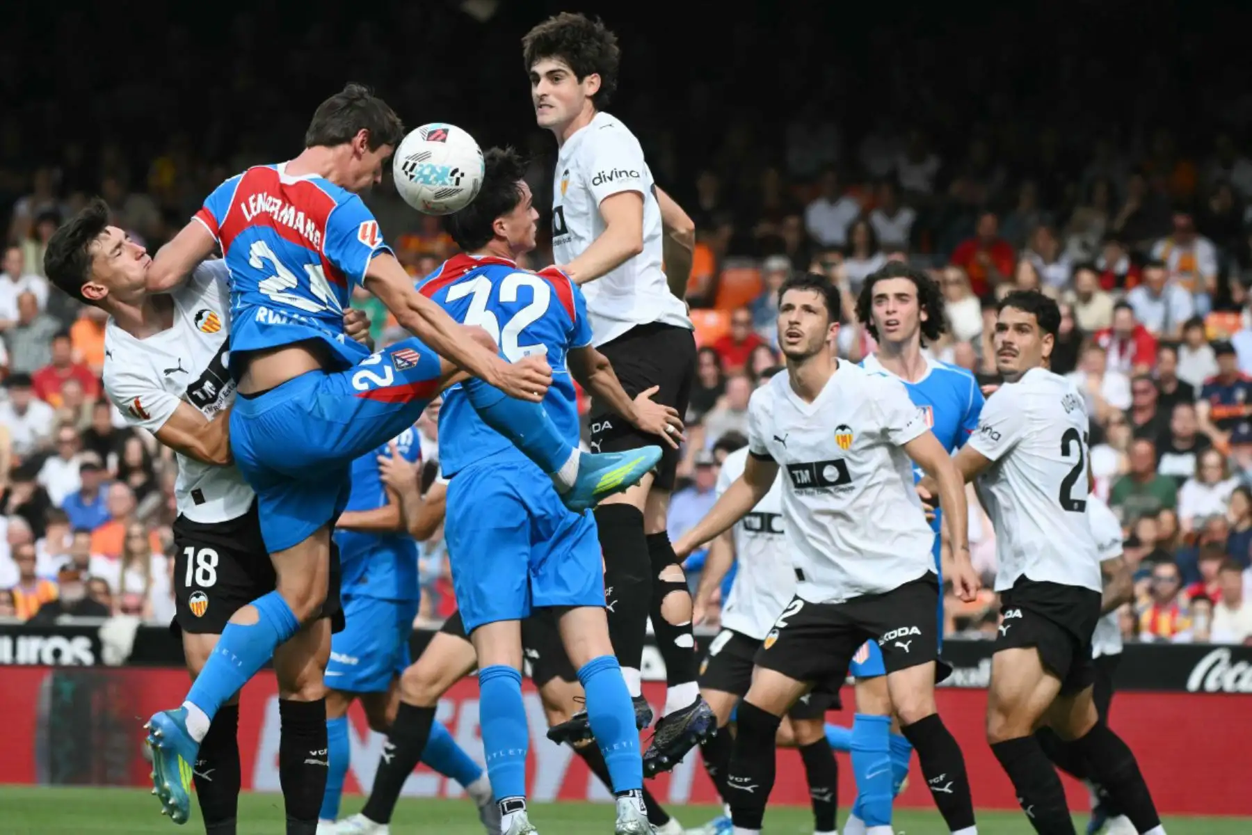 El centrocampista español del Valencia, Pepelu, y el defensa español del Atlético de Madrid, Robin Le Normand, disputan un balón aéreo durante el partido de la liga española entre el Valencia CF y el Club Atlético de Madrid en el estadio Mestalla de Valencia. Foto: ANDINA/AFP