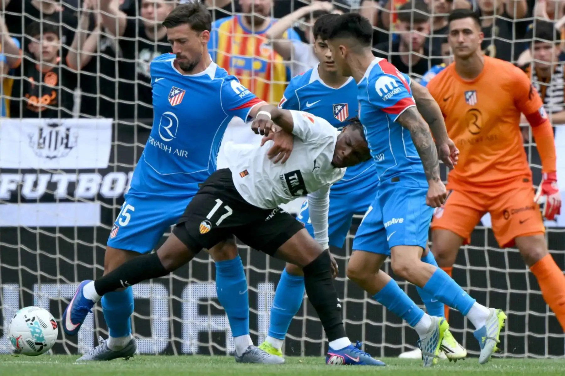 El delantero belga del Valencia, Largie Ramazani, disputa el balón con el defensa francés del Atlético de Madrid, Clément Lenglet, durante el partido de la liga española entre el Valencia CF y el Club Atlético de Madrid en el estadio Mestalla de Valencia. Foto: ANDINA/AFP
