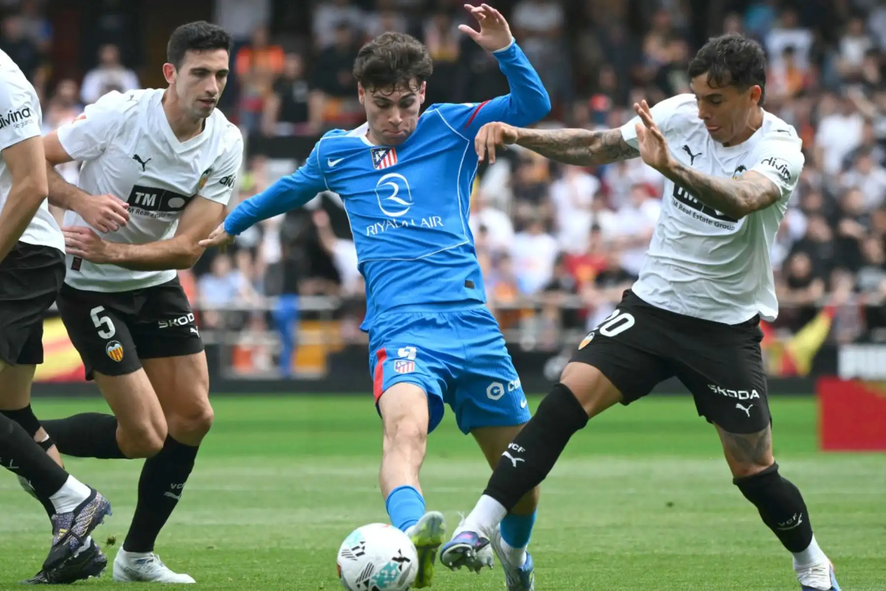 El centrocampista español del Atlético de Madrid, Rodrigo Mendoza, disputa el balón con el defensa argentino del Valencia, Renzo Saravia, durante el partido de la liga española entre el Valencia CF y el Club Atlético de Madrid en el estadio Mestalla de Valencia.
Foto: ANDINA/AFP