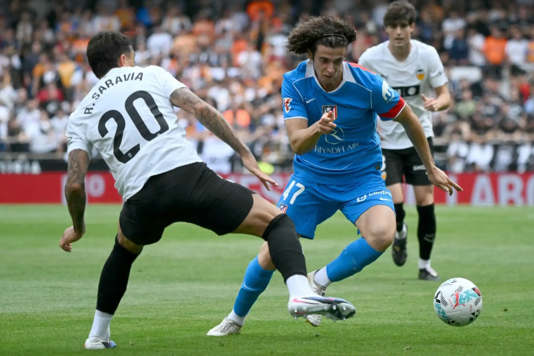 El centrocampista español del Atlético de Madrid, Javier Morcillo, disputa el balón con el defensa argentino del Valencia, Renzo Saravia, durante el partido de la liga española entre el Valencia CF y el Club Atlético de Madrid en el estadio Mestalla de Valencia. 
Foto: ANDINA/AFP