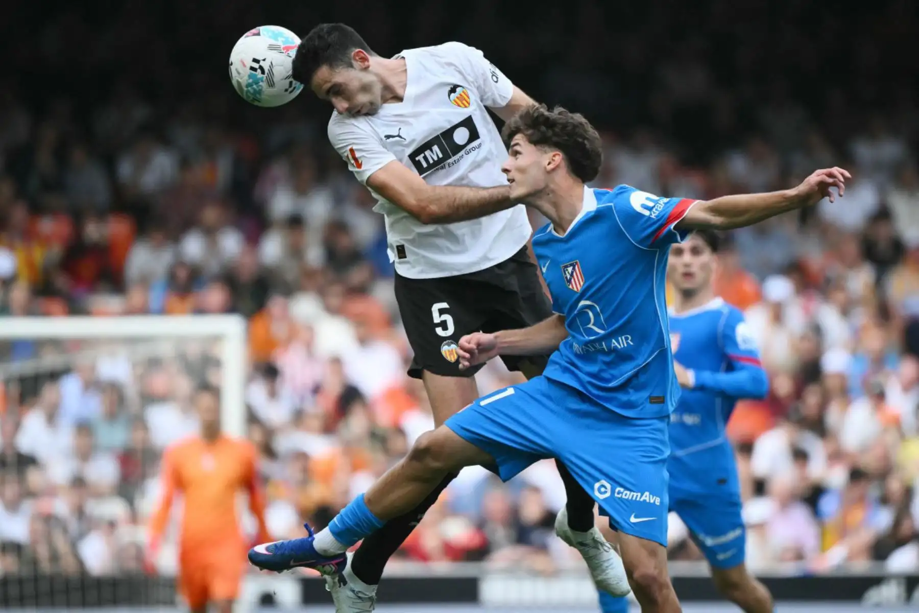 El defensa español del Valencia, César Tárrega, gana un cabezazo al centrocampista español del Atlético de Madrid, Miguel Cubo, durante el partido de la liga española entre el Valencia CF y el Club Atlético de Madrid en el estadio Mestalla de Valencia. Foto: ANDINA/AFP