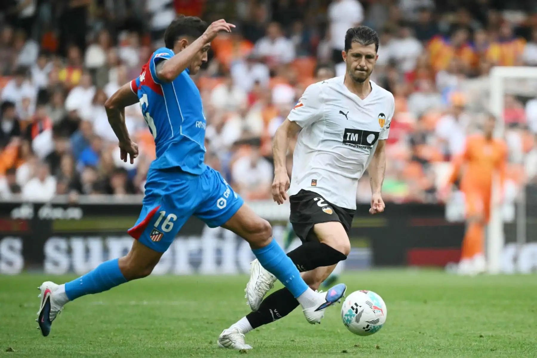 El defensa argentino del Atlético de Madrid, Nahuel Molina Lucero, es desafiado por el centrocampista argentino del Valencia, Guido Rodríguez, durante el partido de la liga española entre el Valencia CF y el Club Atlético de Madrid en el estadio Mestalla de Valencia. Foto: ANDINA/AFP