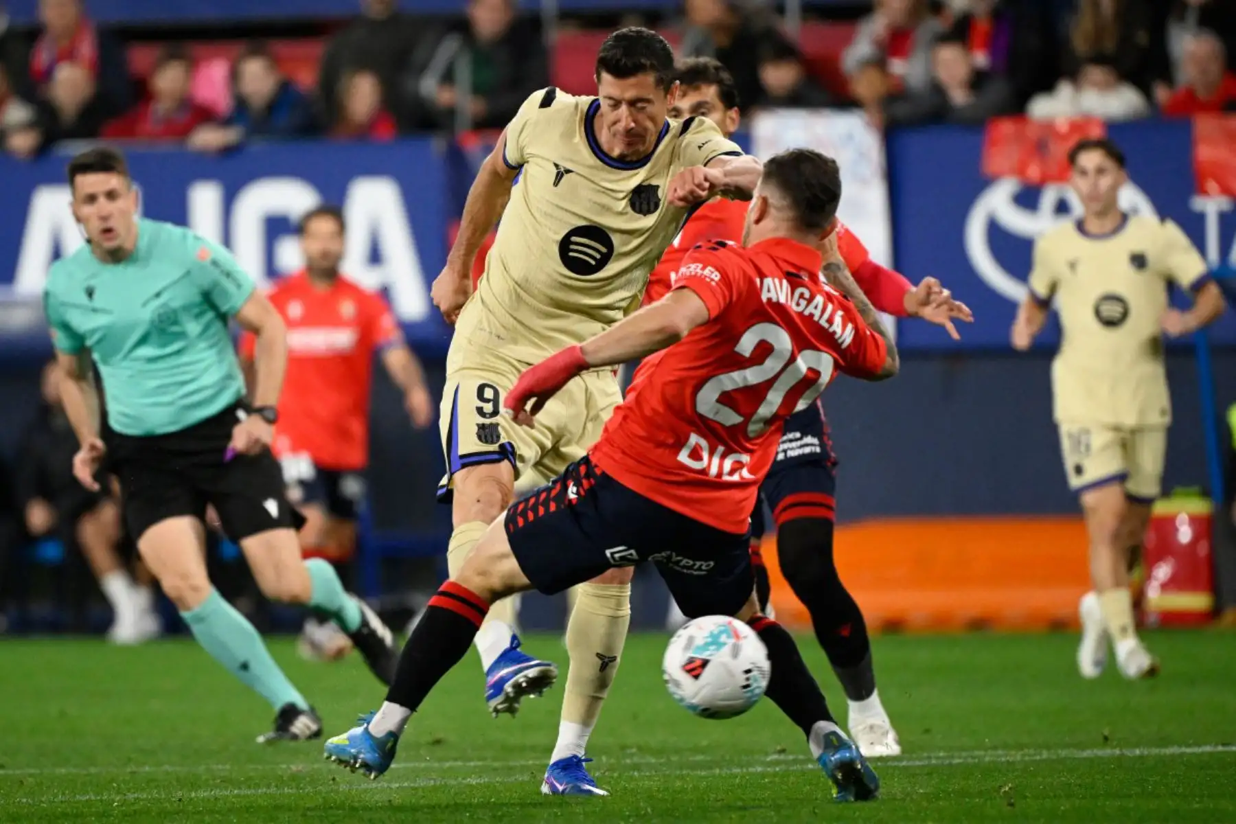 El delantero polaco del Barcelona, ​​Robert Lewandowski, es desafiado por el centrocampista español del Osasuna, Javi Galán, durante el partido de la liga española entre el CA Osasuna y el FC Barcelona en el estadio El Sadar de Pamplona. Foto: ANDINA/AFP