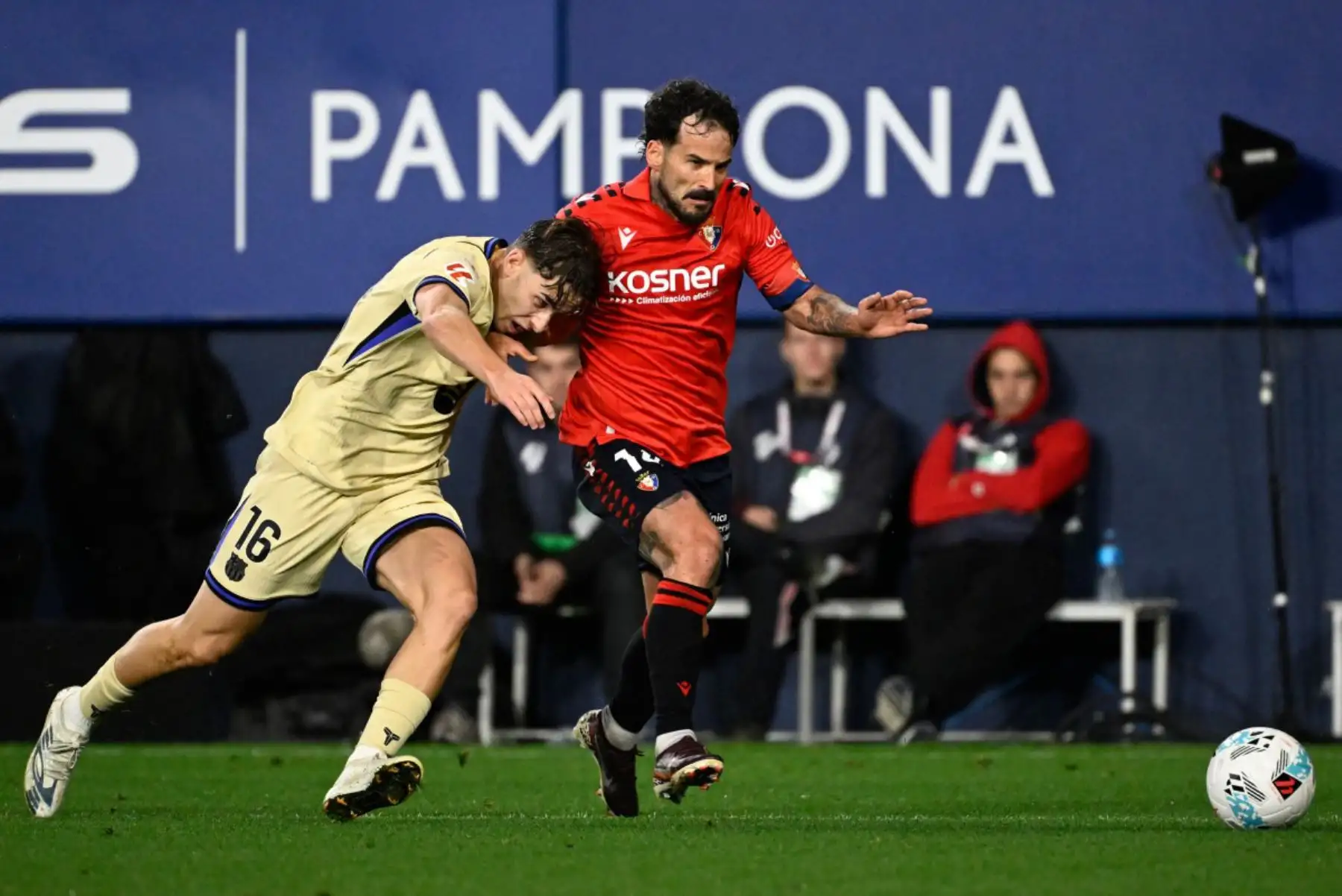 El centrocampista español del Barcelona, ​​Fermín López, y el delantero español del Osasuna, Rubén García Santos, luchan por el balón durante el partido de la liga española entre el CA Osasuna y el FC Barcelona en el estadio El Sadar de Pamplona. Foto: ANDINA/AFP