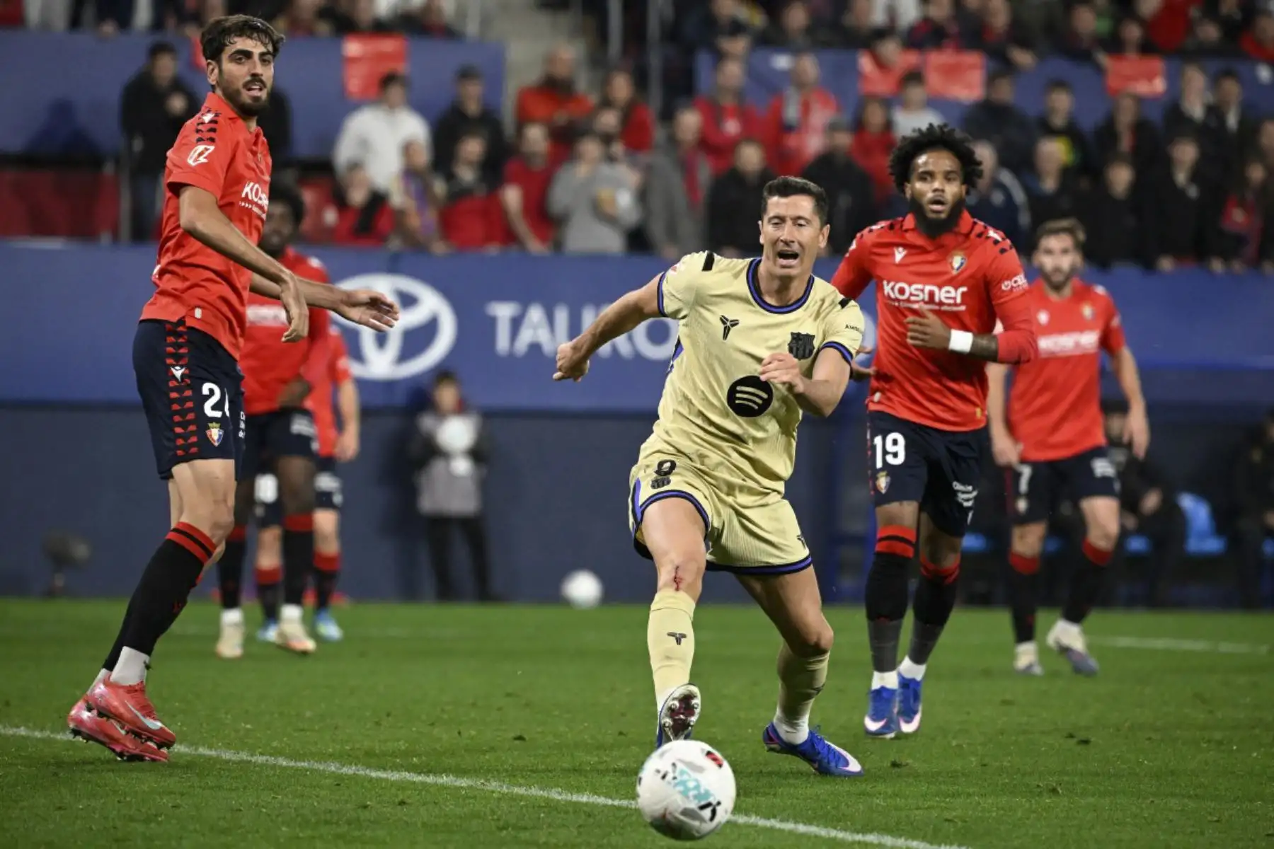 El delantero polaco del Barcelona #09 Robert Lewandowski pierde su equilibrio durante el partido de fútbol de la liga española entre el CA Osasuna y el FC Barcelona en el estadio El Sadar de Pamplona el 2 de mayo de 2026. (Foto de ANDER GILLENEA / AFP)