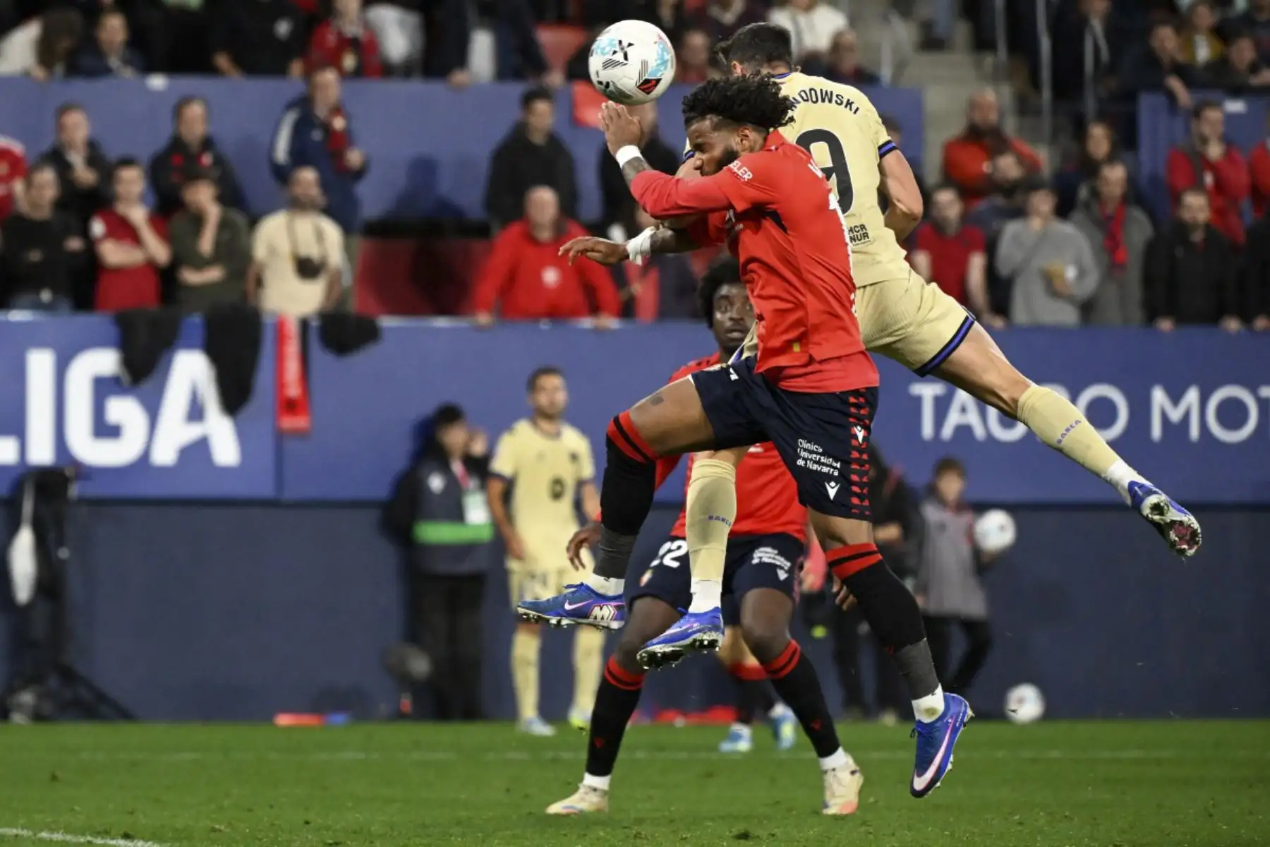 El delantero polaco #09 del Barcelona, Robert Lewandowski, marca el primer gol durante el partido de fútbol de la liga española entre el CA Osasuna y el FC Barcelona en el Estadio El Sadar de Pamplona el 2 de mayo de 2026. (Foto de ANDER GILLENEA / AFP)