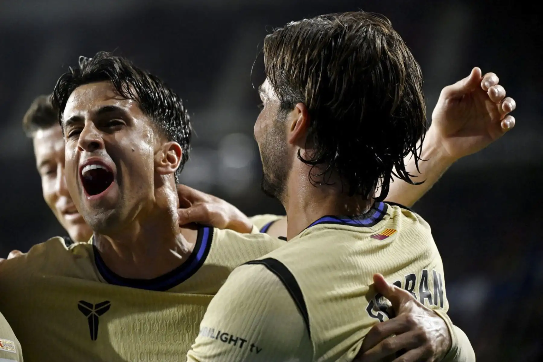 El defensor portugués del Barcelona #02 Joao Cancelo (Ir) celebra después de que el delantero español del Barcelona #07 Ferran Torres (R) anotara el segundo gol de su equipo durante el partido de fútbol de la liga española entre CA Osasuna y FC Barcelona en el Estadio El Sadar de Pamplona el 2 de mayo de 2026. (Foto de ANDER GILLENEA / AFP)