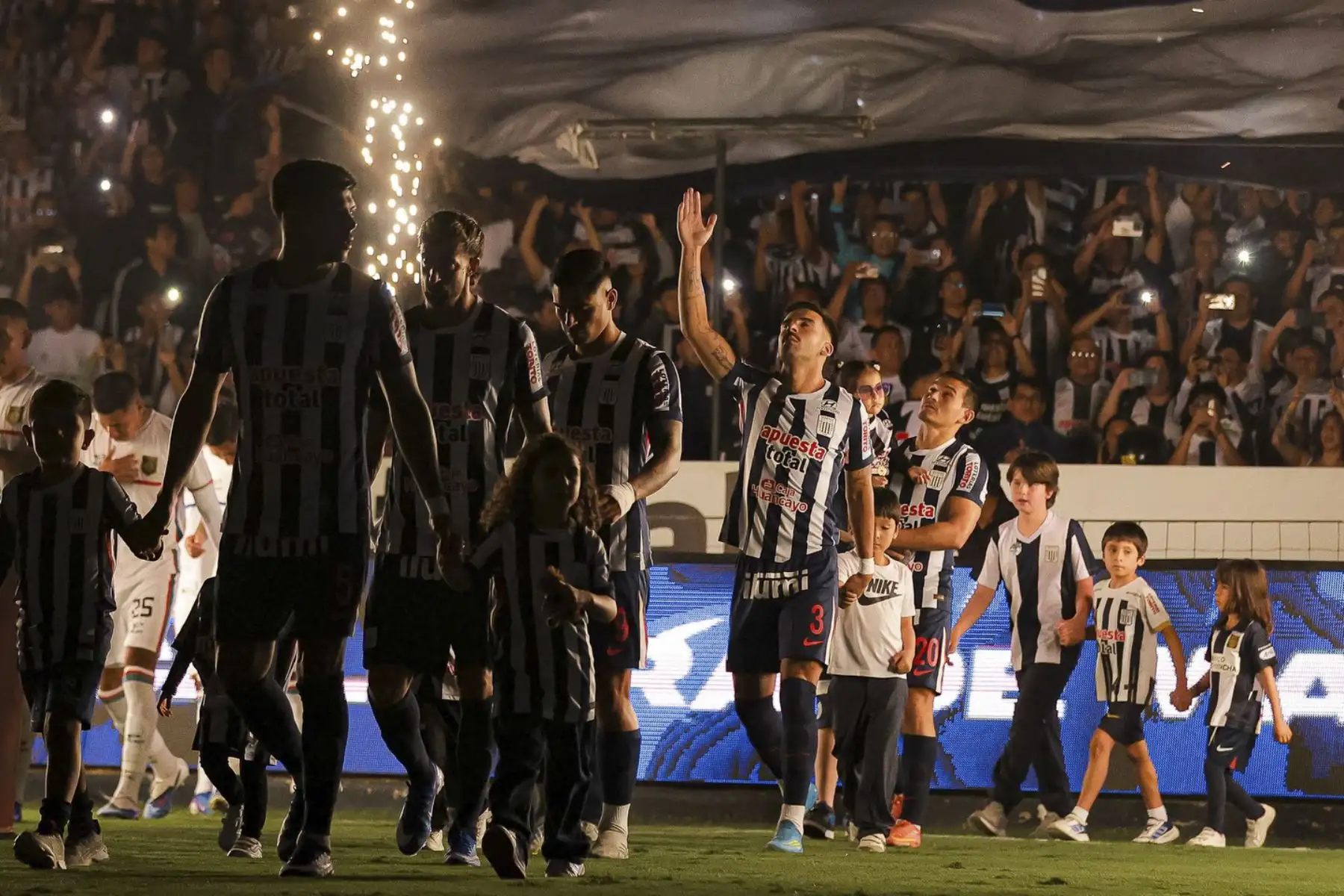 Alianza Lima derrotó 2-0 a CD Moquegua con goles de Erick Castillo y Federico Girotti y se mantiene como líder del Torneo Apertura. Foto: Liga 1