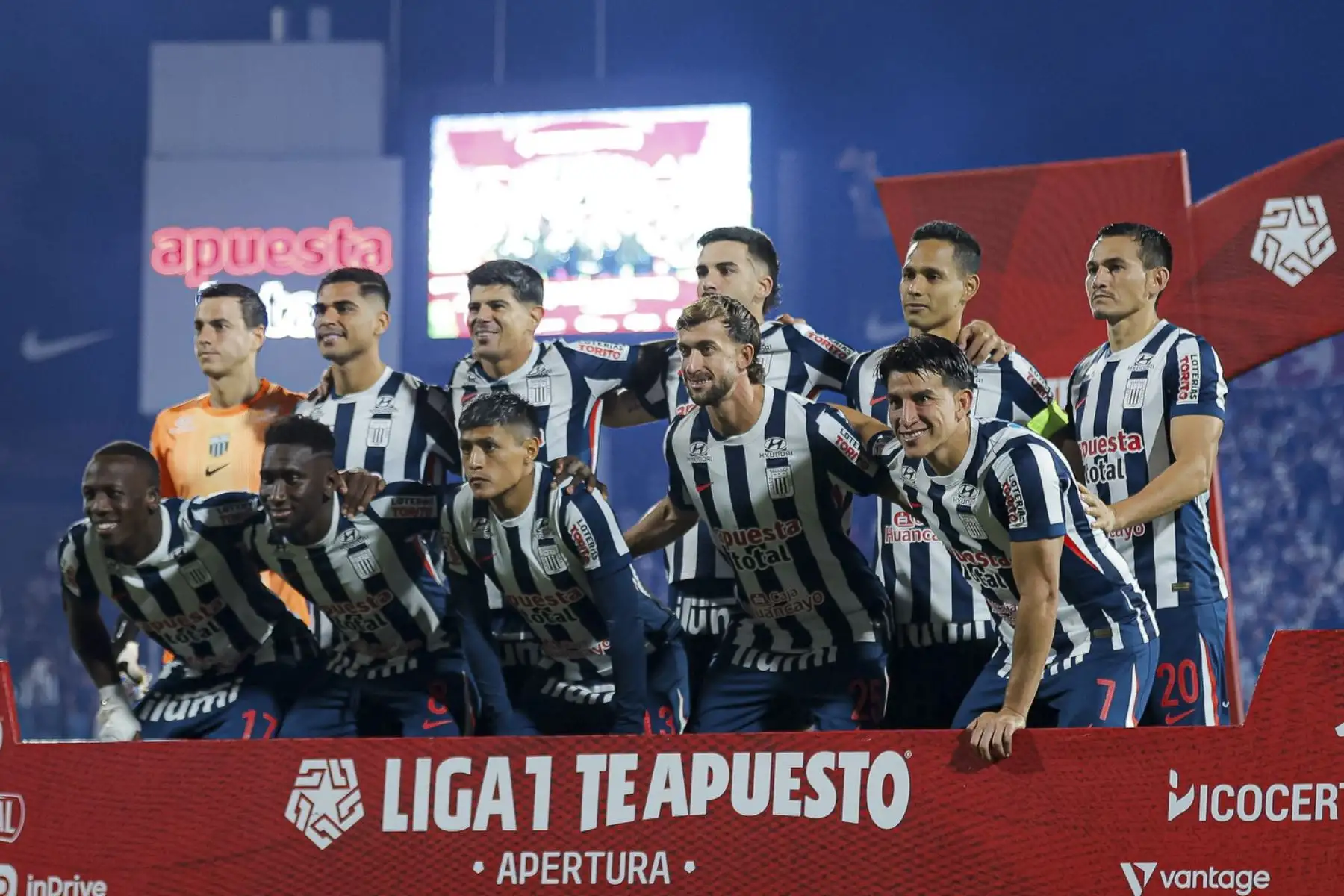 Alianza Lima derrotó 2-0 a CD Moquegua con goles de Erick Castillo y Federico Girotti y se mantiene como líder del Torneo Apertura. Foto: Liga 1