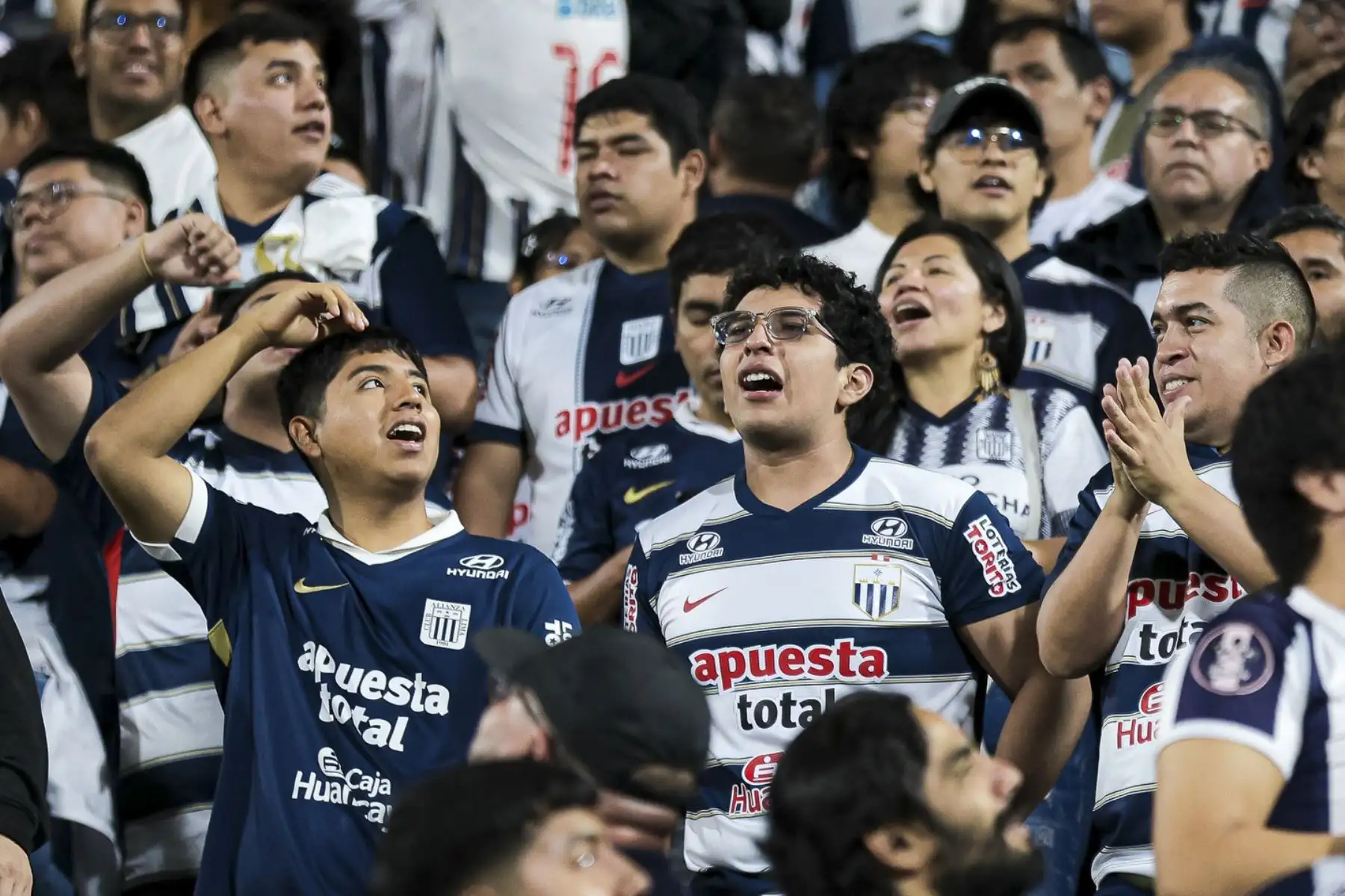 Alianza Lima derrotó 2-0 a CD Moquegua con goles de Erick Castillo y Federico Girotti y se mantiene como líder del Torneo Apertura. Foto: Liga 1