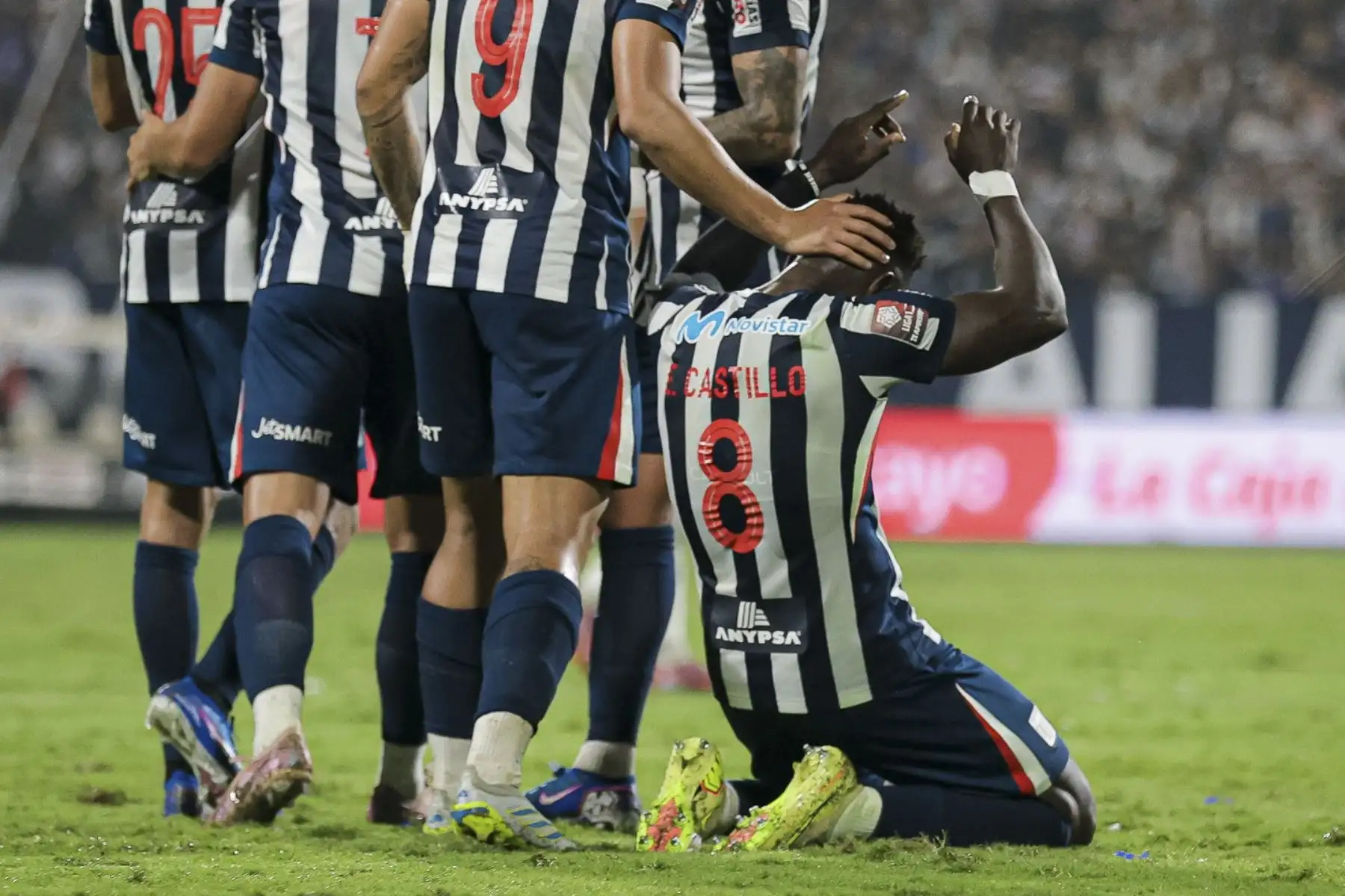 Alianza Lima derrotó 2-0 a CD Moquegua con goles de Erick Castillo y Federico Girotti y se mantiene como líder del Torneo Apertura. Foto: Liga 1