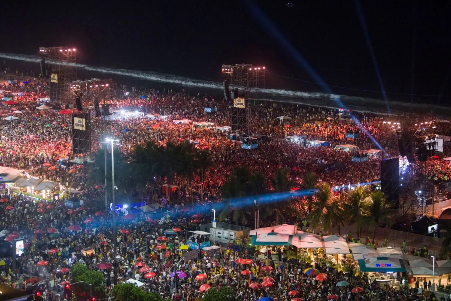 Los fans se reúnen mientras DJ Vintage Culture actúa antes del concierto de la cantante colombiana Shakira en la playa de Copacabana en Río de Janeiro, Brasil, el 2 de mayo de 2026. (Foto de Daniel RAMALHO / AFP)