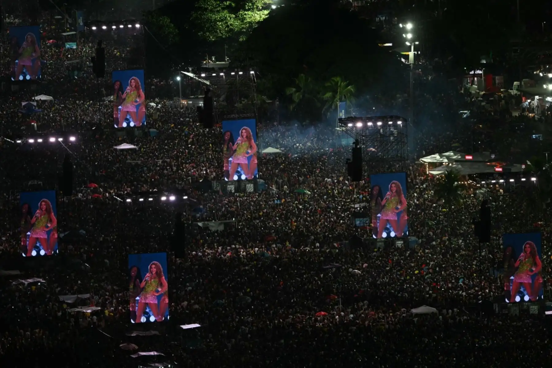 La cantante colombiana Shakira actúa durante un concierto gratuito en la playa de Copacabana en Río de Janeiro, Brasil, el 2 de mayo de 2026. (Foto de Mauro PIMENTEL / AFP)