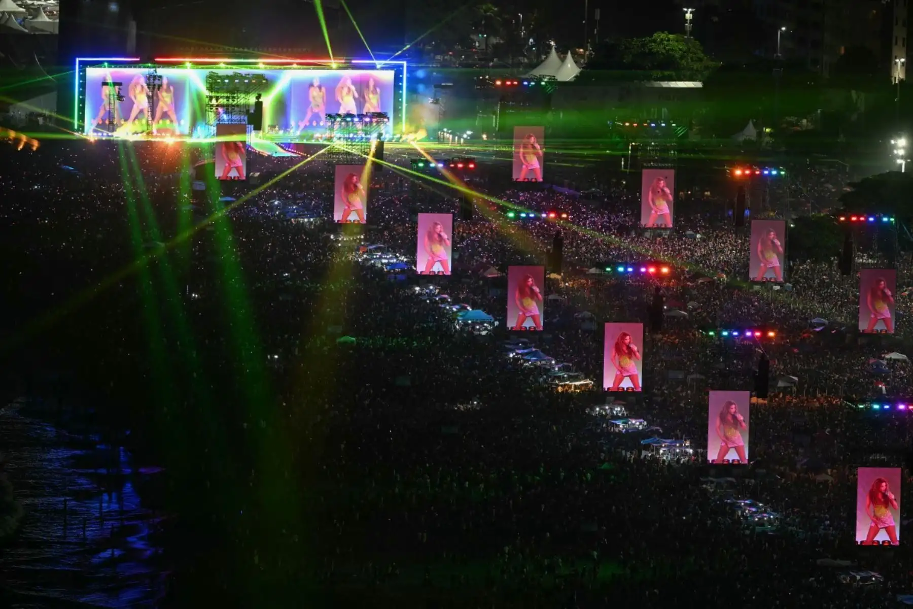 La cantante colombiana Shakira canta durante un concierto gratuito en la playa de Copacabana en Río de Janeiro, Brasil, ante más de dos millones de espectadores. (Foto de Mauro PIMENTEL / AFP)