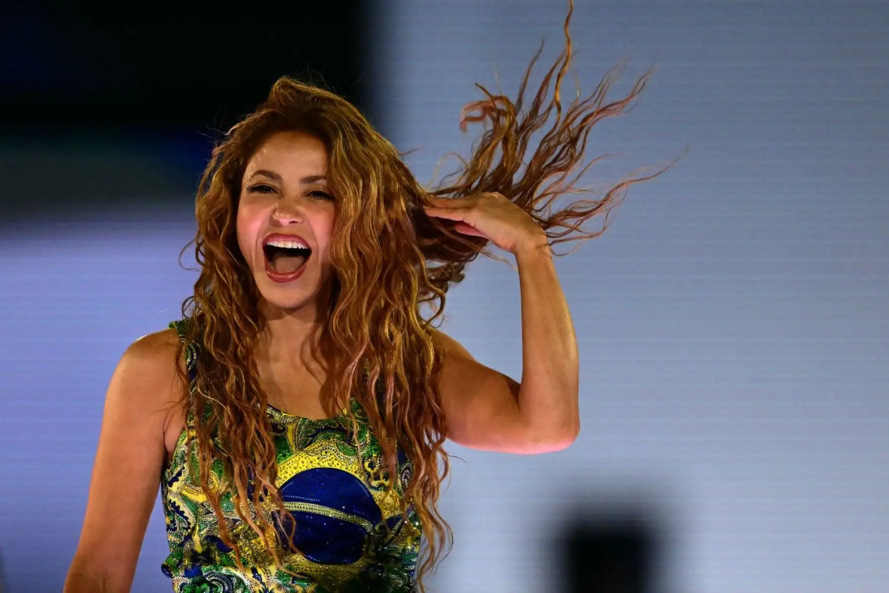La cantante colombiana Shakira actúa durante un concierto gratuito en la playa de Copacabana en Río de Janeiro, Brasil, el 2 de mayo de 2026. (Foto de Mauro PIMENTEL / AFP)