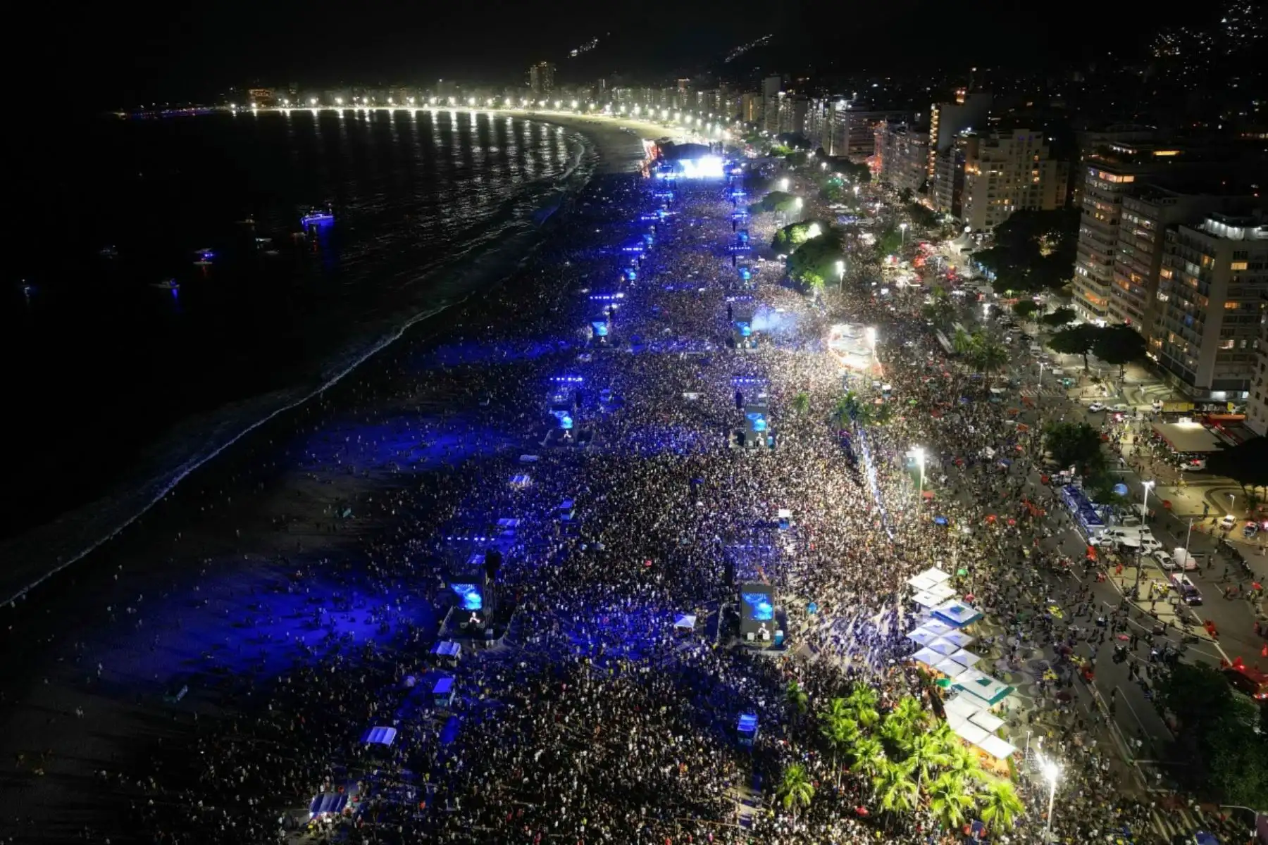 Esta vista aérea muestra a la cantante colombiana Shakira actuando durante un concierto gratuito en la playa de Copacabana en Río de Janeiro, Brasil. (Foto de Mauro PIMENTEL / AFP