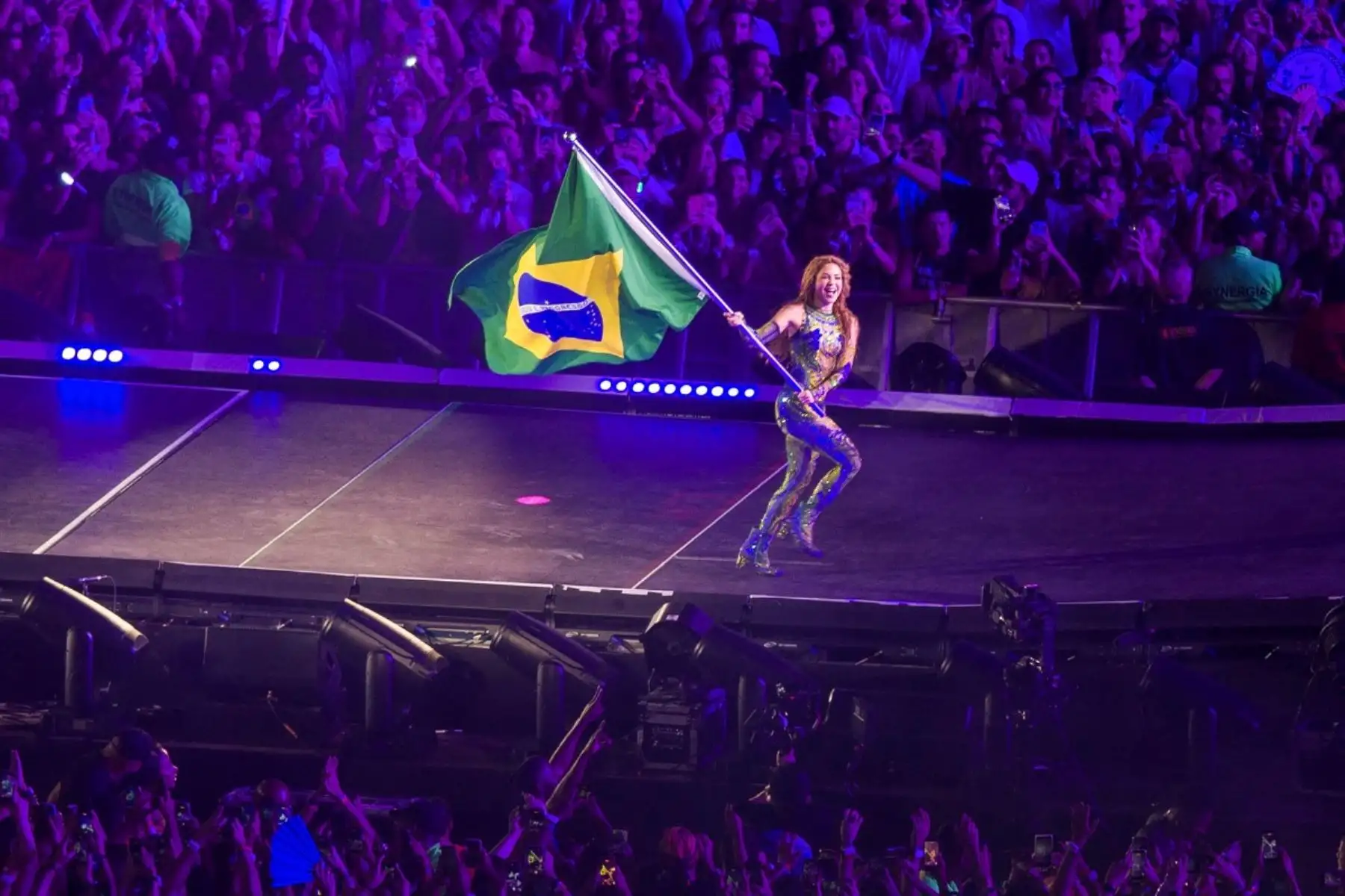 La cantante colombiana Shakira sostiene una bandera brasileña durante su concierto gratuito en la playa de Copacabana en Río de Janeiro, Brasil, el 2 de mayo de 2026. (Foto de Daniel RAMALHO / AFP)