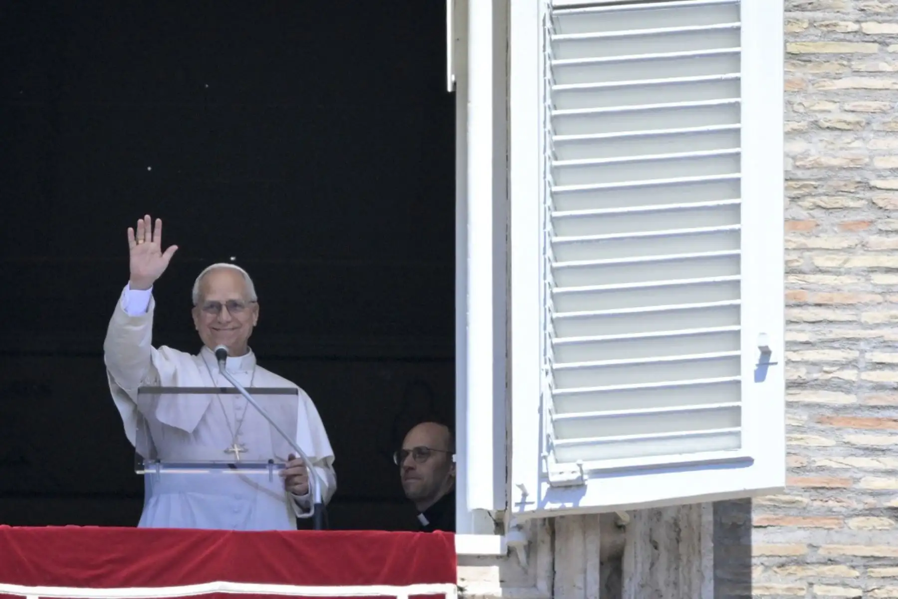 Con el inicio del mes de mayo, tradicionalmente dedicado a la Virgen María, el Papa animó a los fieles a renovar la alegría de reunirse como Iglesia para rezar el Rosario, recordando el ejemplo de los discípulos reunidos en el Cenáculo junto a María entre la Ascensión de Jesús y Pentecostés, mientras esperaban la venida del Espíritu Santo. Durante su saludo, el Pontífice encomendó a la oración de los presentes sus intenciones, especialmente por la comunión dentro de la Iglesia y por la paz en el mundo. (Foto de TIZIANA FABI / AFP)