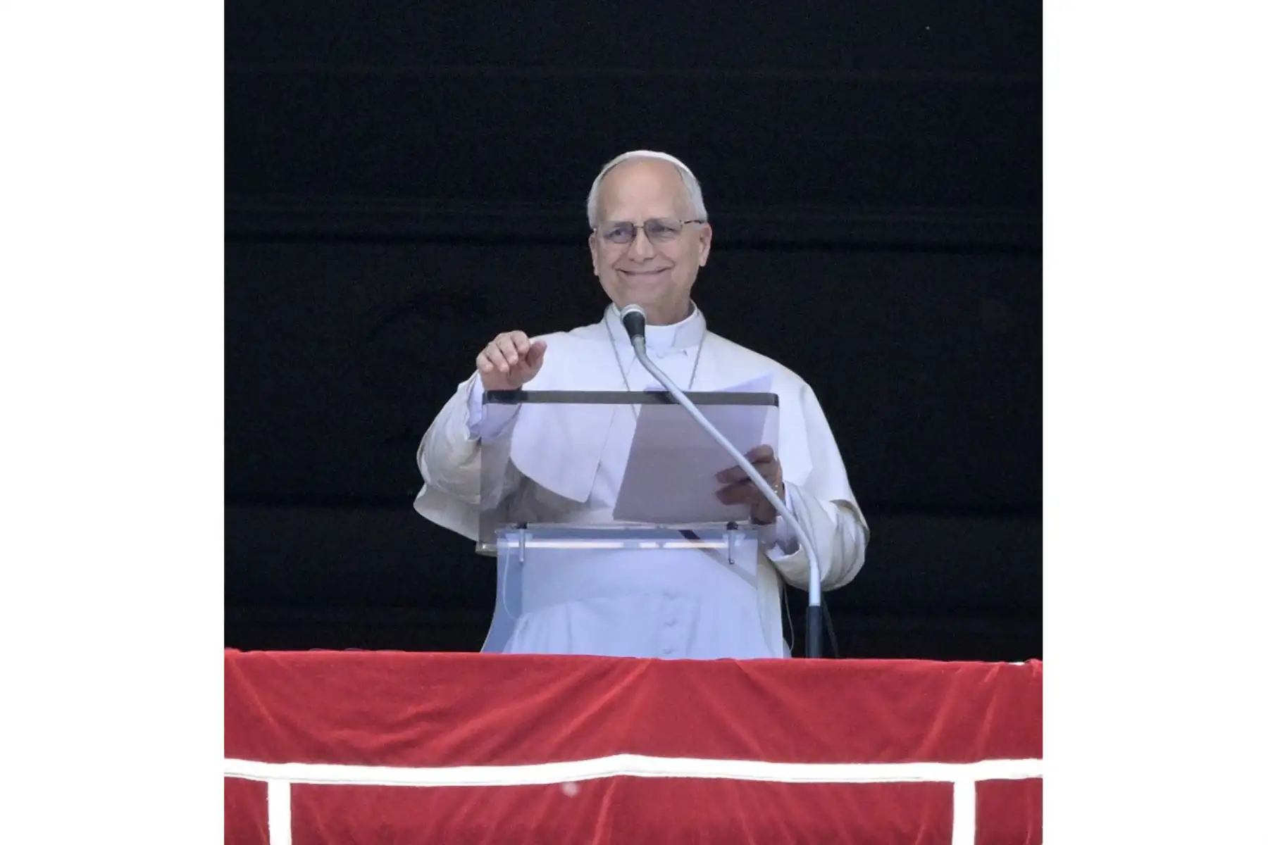 Con el inicio del mes de mayo, tradicionalmente dedicado a la Virgen María, el Papa animó a los fieles a renovar la alegría de reunirse como Iglesia para rezar el Rosario, recordando el ejemplo de los discípulos reunidos en el Cenáculo junto a María entre la Ascensión de Jesús y Pentecostés, mientras esperaban la venida del Espíritu Santo. Durante su saludo, el Pontífice encomendó a la oración de los presentes sus intenciones, especialmente por la comunión dentro de la Iglesia y por la paz en el mundo. (Foto de TIZIANA FABI / AFP)