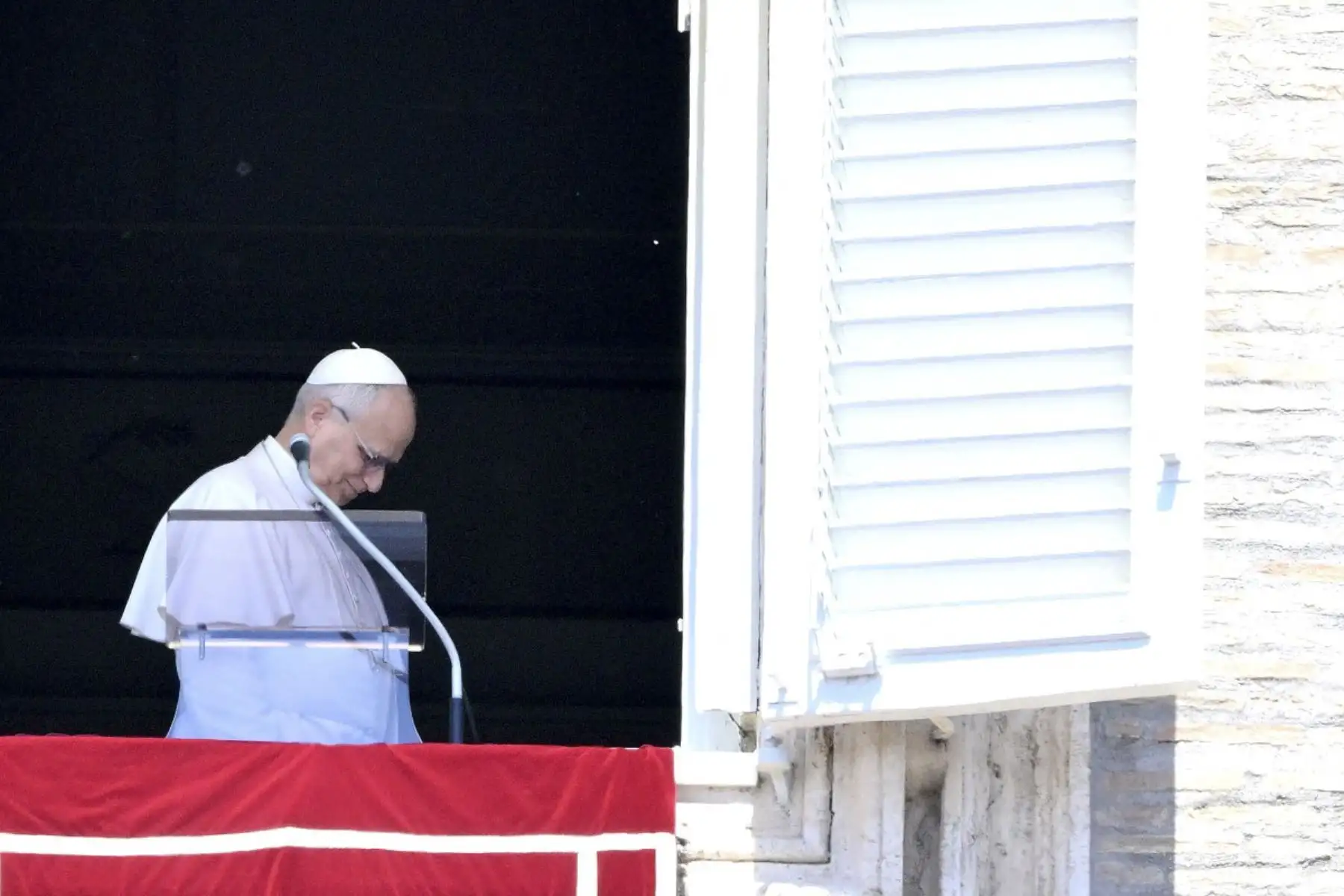 Con el inicio del mes de mayo, tradicionalmente dedicado a la Virgen María, el Papa animó a los fieles a renovar la alegría de reunirse como Iglesia para rezar el Rosario, recordando el ejemplo de los discípulos reunidos en el Cenáculo junto a María entre la Ascensión de Jesús y Pentecostés, mientras esperaban la venida del Espíritu Santo. Durante su saludo, el Pontífice encomendó a la oración de los presentes sus intenciones, especialmente por la comunión dentro de la Iglesia y por la paz en el mundo. (Foto de TIZIANA FABI / AFP)