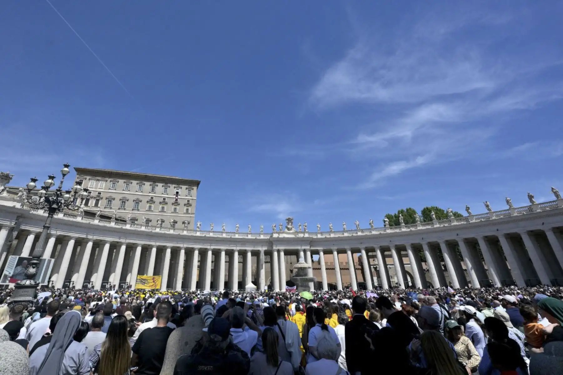 Con el inicio del mes de mayo, tradicionalmente dedicado a la Virgen María, el Papa animó a los fieles a renovar la alegría de reunirse como Iglesia para rezar el Rosario, recordando el ejemplo de los discípulos reunidos en el Cenáculo junto a María entre la Ascensión de Jesús y Pentecostés, mientras esperaban la venida del Espíritu Santo. Durante su saludo, el Pontífice encomendó a la oración de los presentes sus intenciones, especialmente por la comunión dentro de la Iglesia y por la paz en el mundo. (Foto de TIZIANA FABI / AFP)