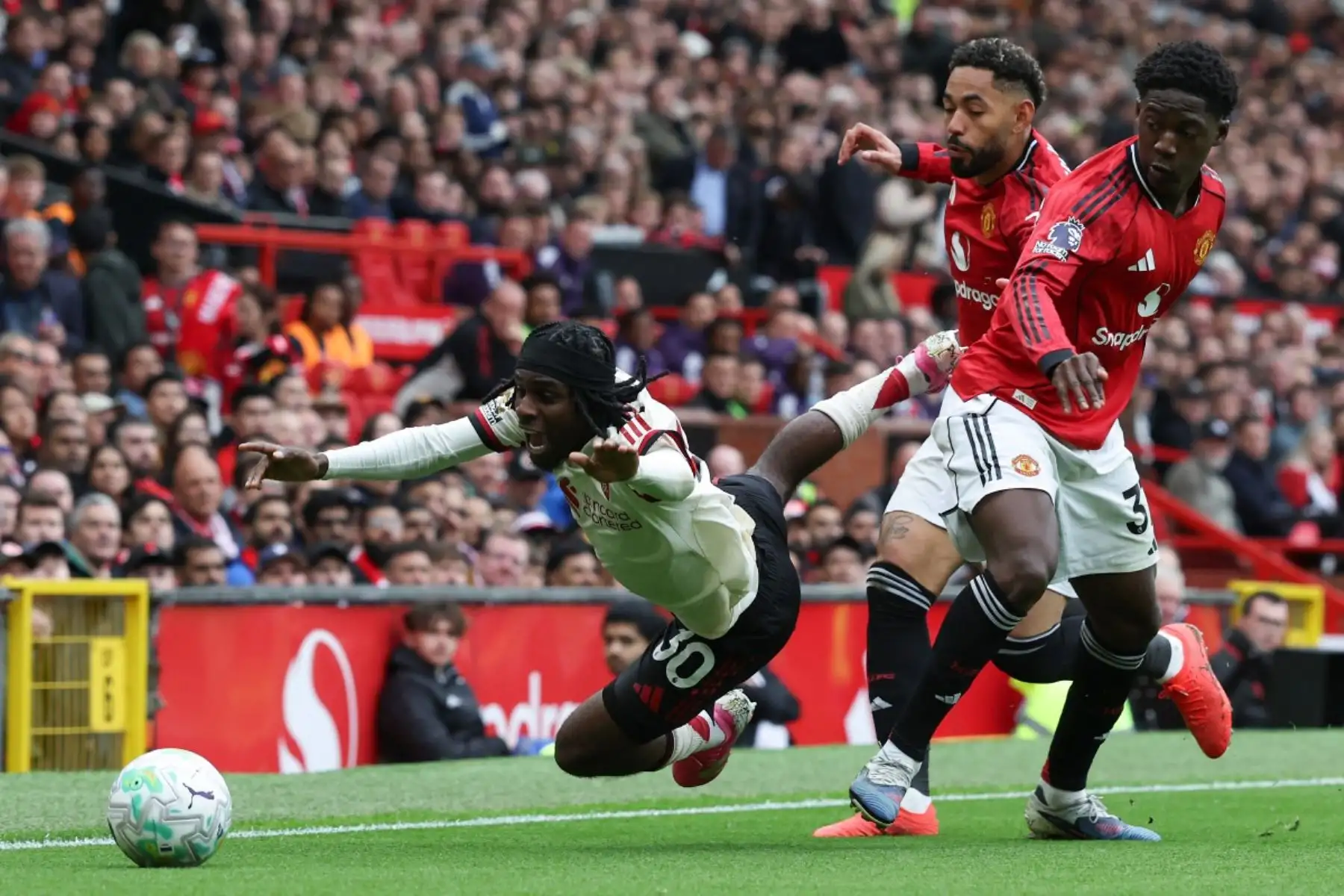 Manchester United gana el clásico (3-2) al Liverpool y regresa a Liga de Campones