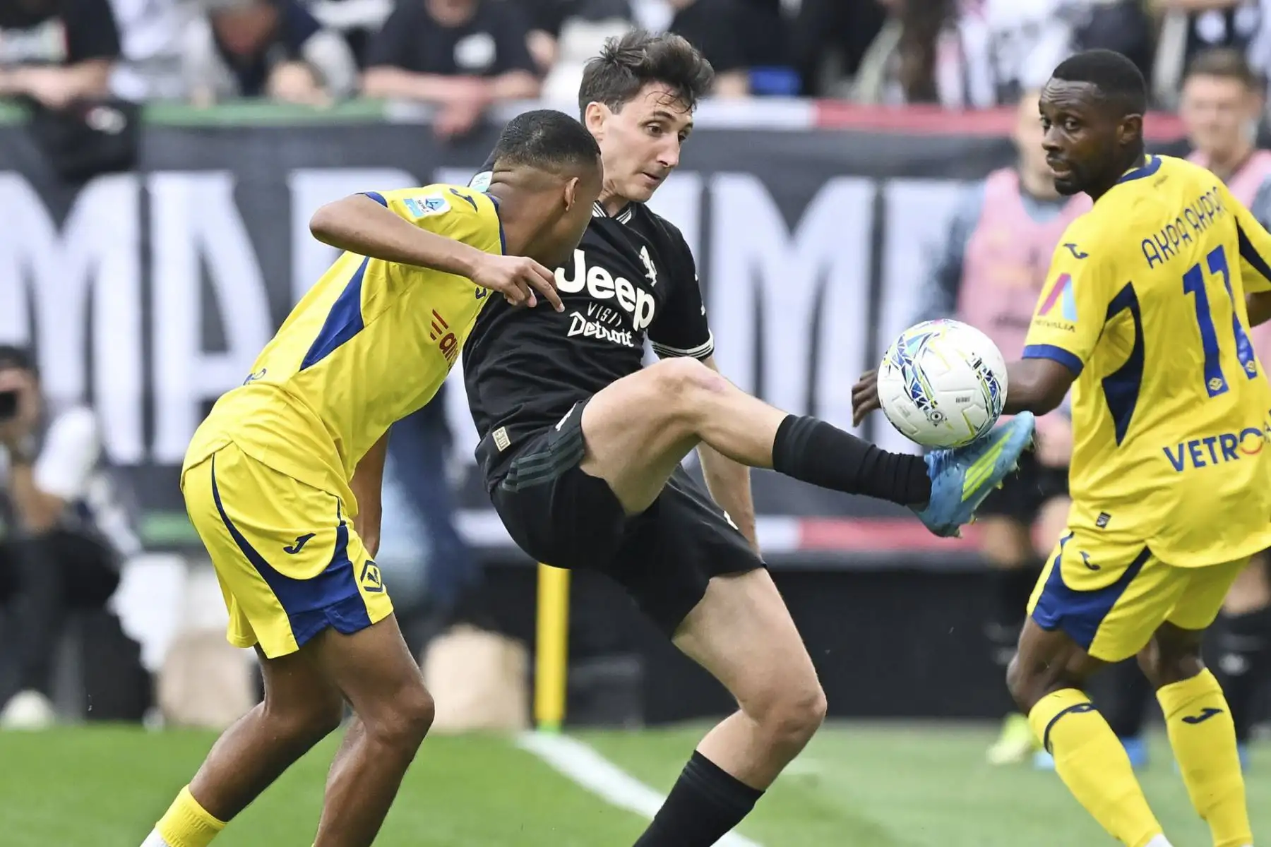 Andrea Cambiaso de la Juventus (C) y Rafik Belghali del Hellas Verona en acción durante el partido de fútbol italiano de la Serie A entre el Juventus FC y el Hellas Verona FC en Turín, Italia, el 3 de mayo de 2026. (Italia). Foto: EFE