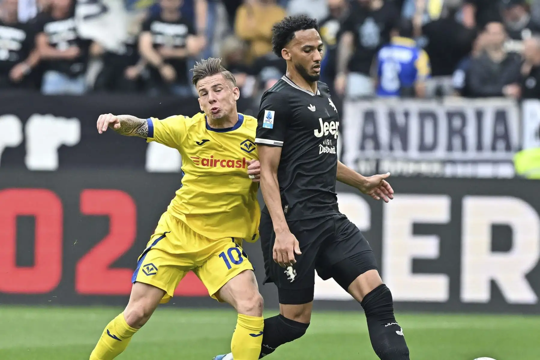 Kelly Lloyd (R) de la Juventus y Tomas Suslov de Hellas Verona en acción durante el partido de fútbol italiana de la Serie A entre el Juventus FC y el Hellas Verona FC en Turín, Italia, el 3 de mayo de 2026. (Italia) EFE/EPA/ALESSANDRO DI MARCO