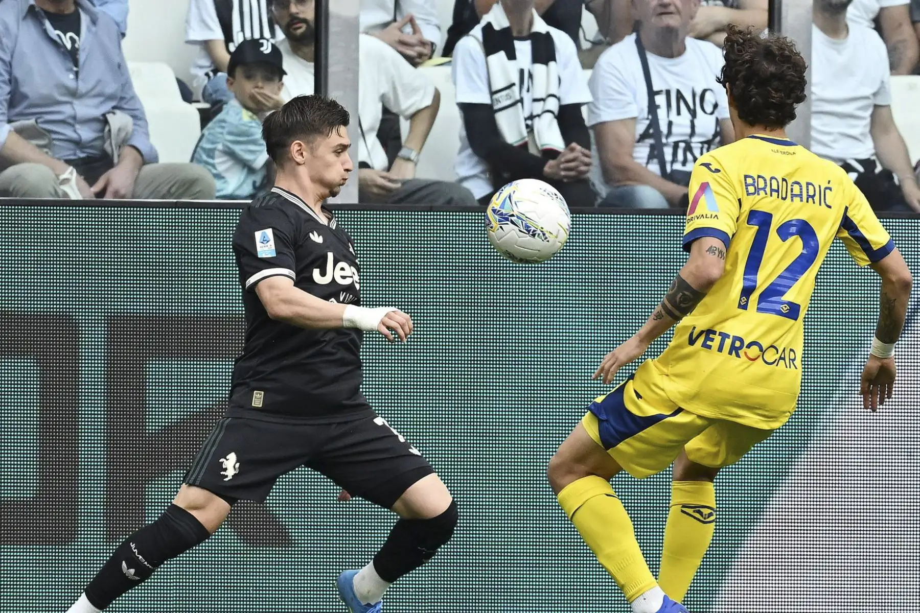Francisco Conceicao (L) de la Juventus en acción durante el partido de fútbol italiano de la Serie A entre el Juventus FC y el Hellas Verona FC en Turín, Italia, el 3 de mayo de 2026. (Italia) EFE/EPA/ALESSANDRO DI MARCO