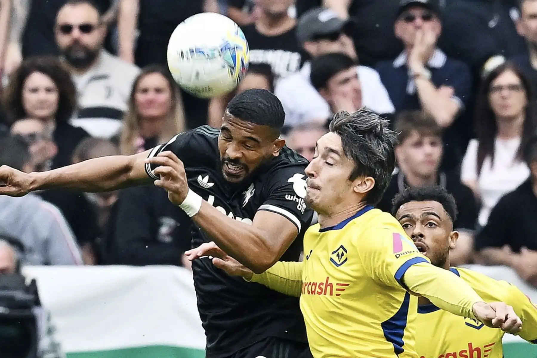Gleison Bremer (Ir) de la Juventus en acción durante el partido de fútbol de la Serie A italiana entre el Juventus FC y el Hellas Verona FC en Turín, Italia, el 3 de mayo de 2026. (Italia) EFE/EPA/ALESSANDRO DI MARCO
