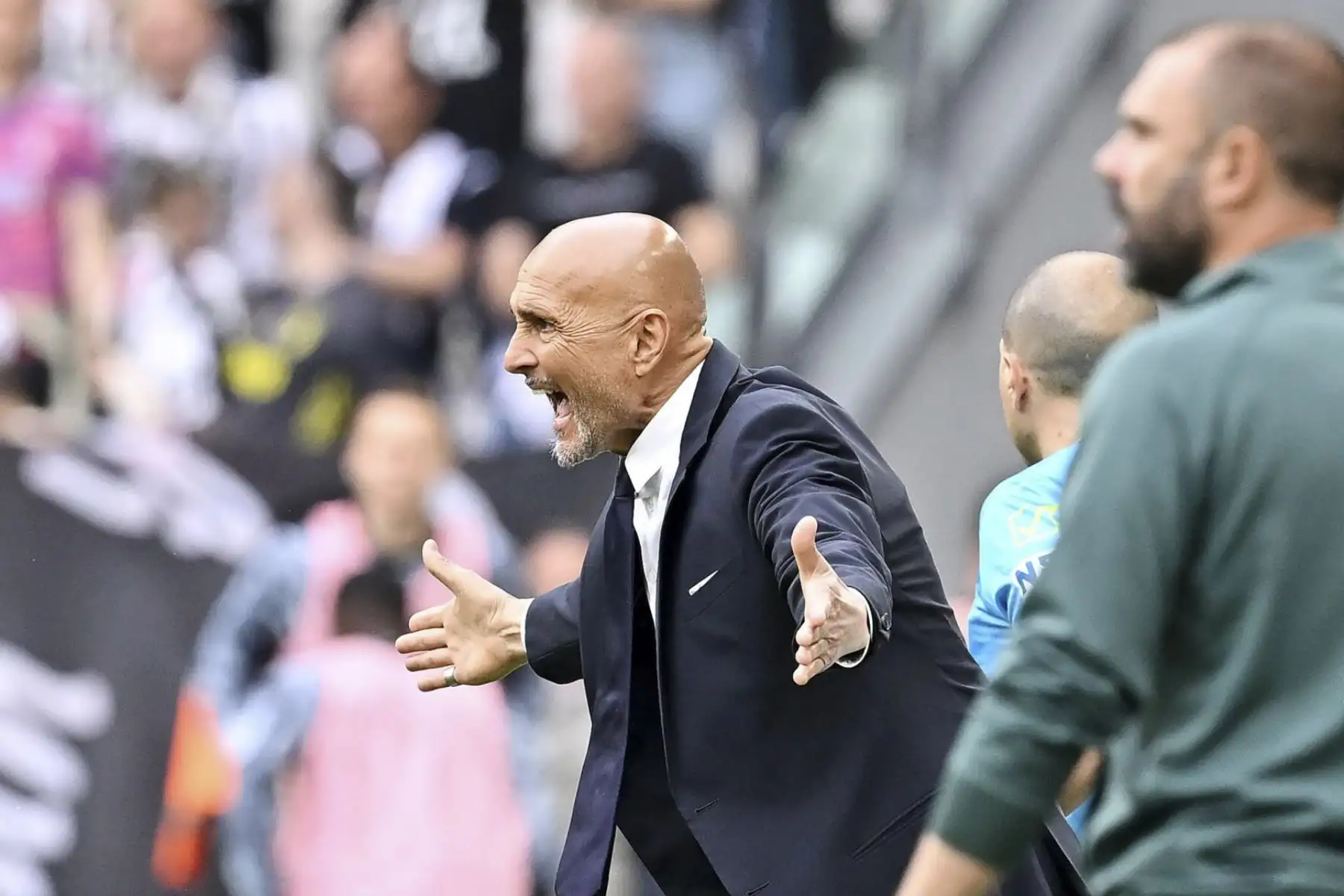 El entrenador de la Juventus, Luciano Spalletti, gesticula durante el partido de fútbol italiano de la Serie A entre el Juventus FC y el Hellas Verona FC en Turín, Italia, el 3 de mayo de 2026. (Italia) EFE/EPA/ALESSANDRO DI MARCO