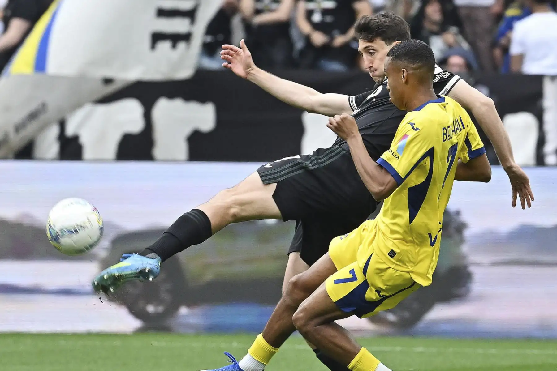 Andrea Cabiaso de la Juventus (iZquierda) y Rafik Belghali de Hellas Verona en acción durante el partido de fútbol italiano de la Serie A entre el Juventus FC y el Hellas Verona FC en Turín, Italia, el 3 de mayo de 2026. (Italia) EFE/EPA/ALESSANDRO DI MARCO