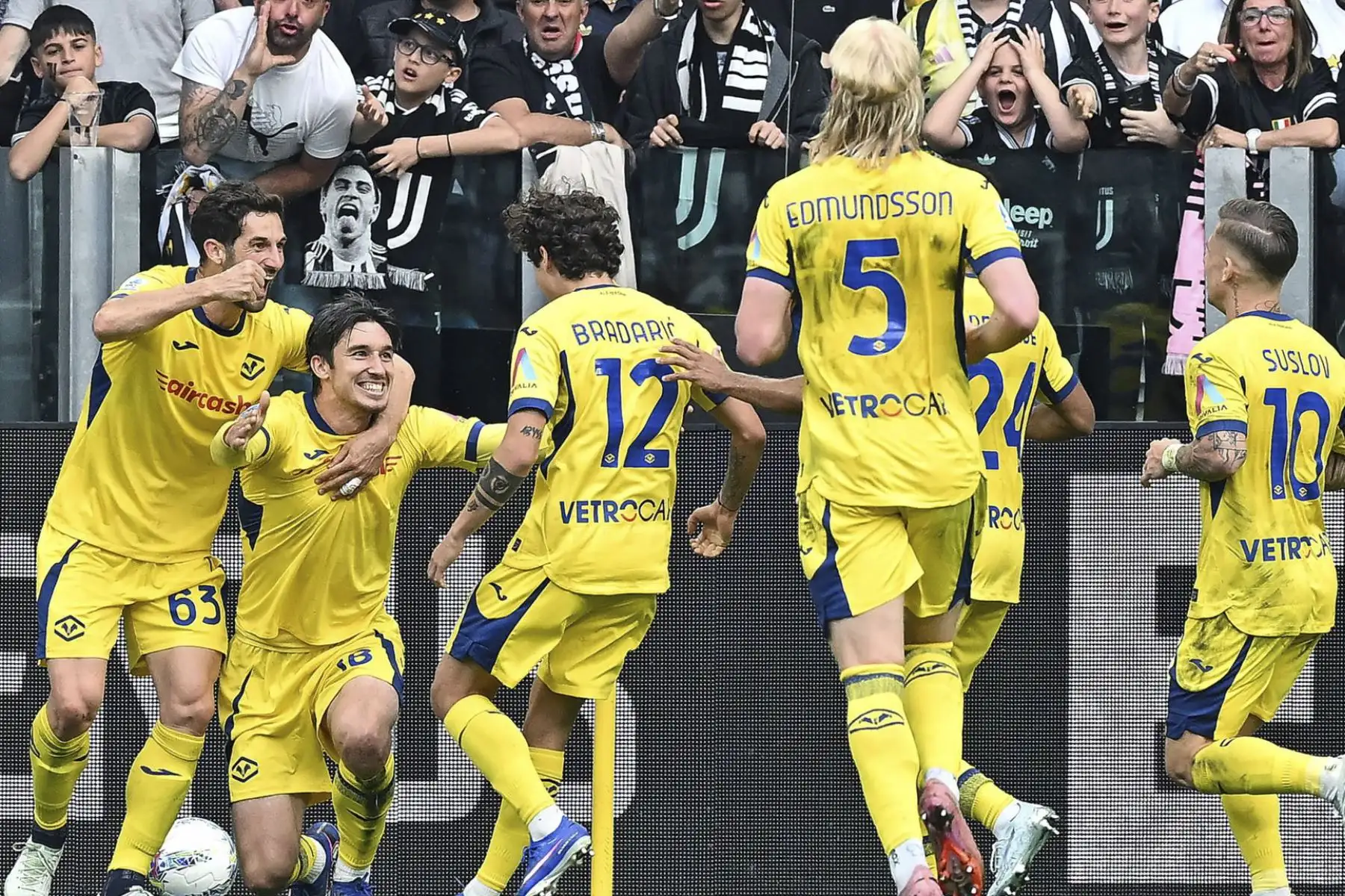 Kieron Bowie (2-L) de Hellas Verona celebra con sus compañeros de equipo después de marcar el gol 0-1 durante el partido de fútbol italiano de la Serie A entre el Juventus FC y el Hellas Verona FC en Turín, Italia, el 3 de mayo de 2026. (Italia) EFE/EPA/ALESSANDRO DI MARCO