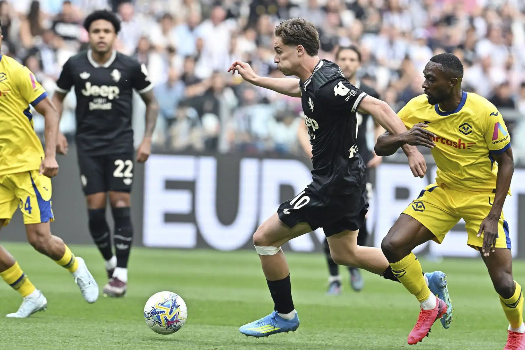 Kenan Yldiz (C) de la Juventus y Rafik Belghali de Hellas Verona en acción durante el partido de fútbol de la Serie A italiana entre el Juventus FC y el Hellas Verona FC en Turín, Italia, el 3 de mayo de 2026. Foto: EFE