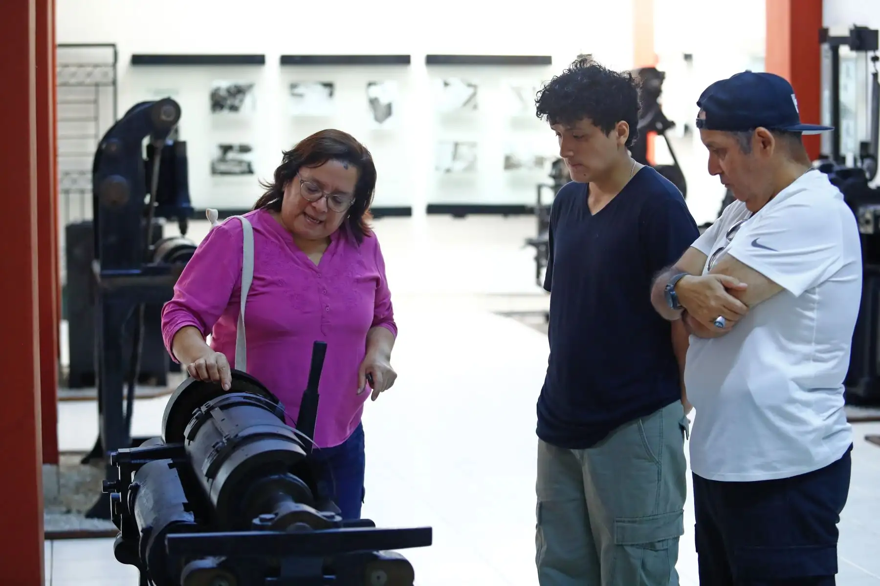 En el marco del programa Museos Abiertos, el Museo Gráfico de El Peruano recibió a decenas de personas el domingo 3 de mayo de 2026, como parte de la actividad "El Peruano: páginas que hacen historia". El público pudo apreciar la exposición temporal Nobel Eterno, y además participaron en el juego Desafío El Peruano. Foto: ANDINA/Daniel Bracamonte