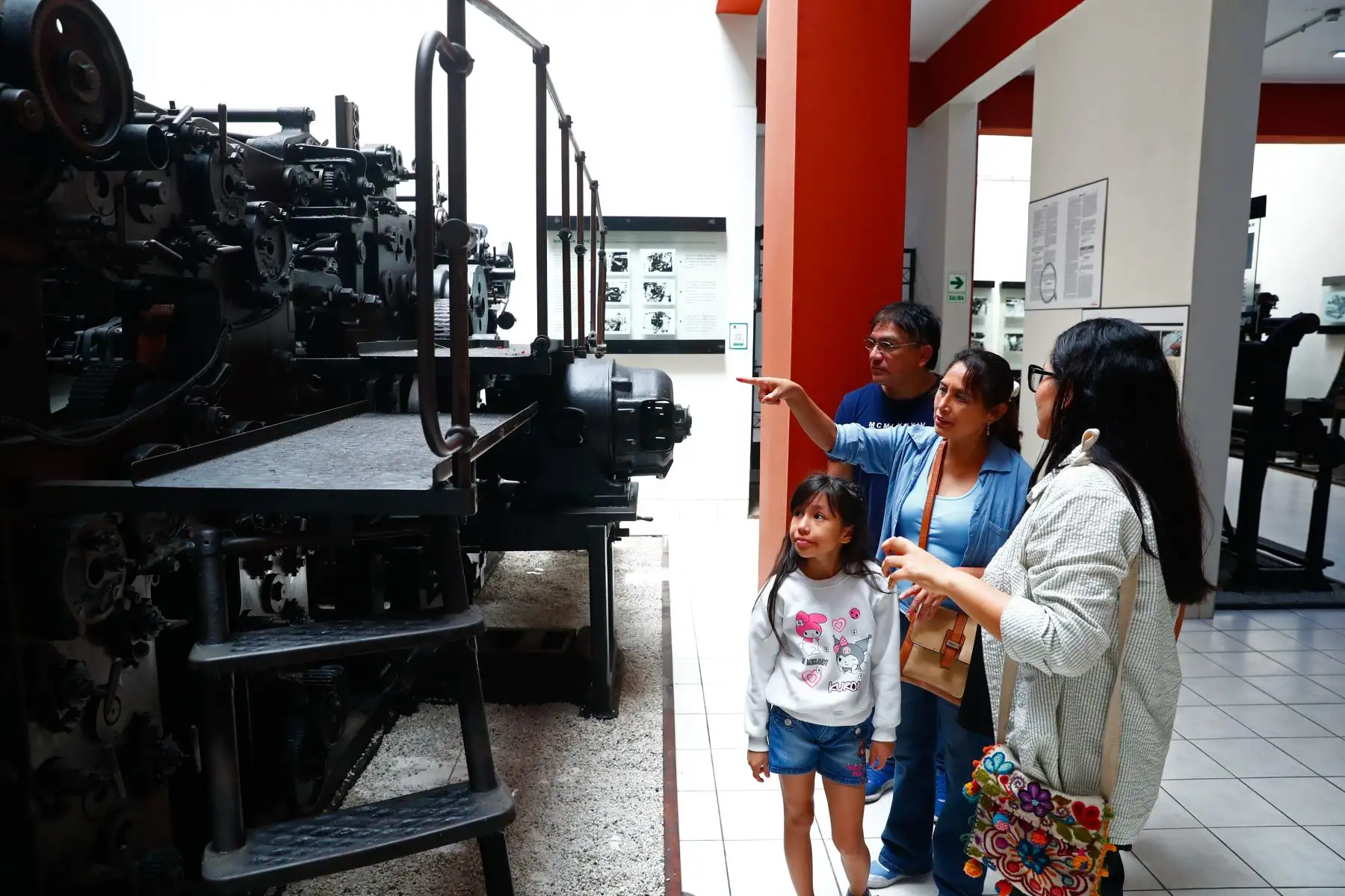 En el marco del programa Museos Abiertos, el Museo Gráfico de El Peruano recibió a decenas de personas el domingo 3 de mayo de 2026, como parte de la actividad "El Peruano: páginas que hacen historia". El público pudo apreciar la exposición temporal Nobel Eterno, y además participaron en el juego Desafío El Peruano. Foto: ANDINA/Daniel Bracamonte