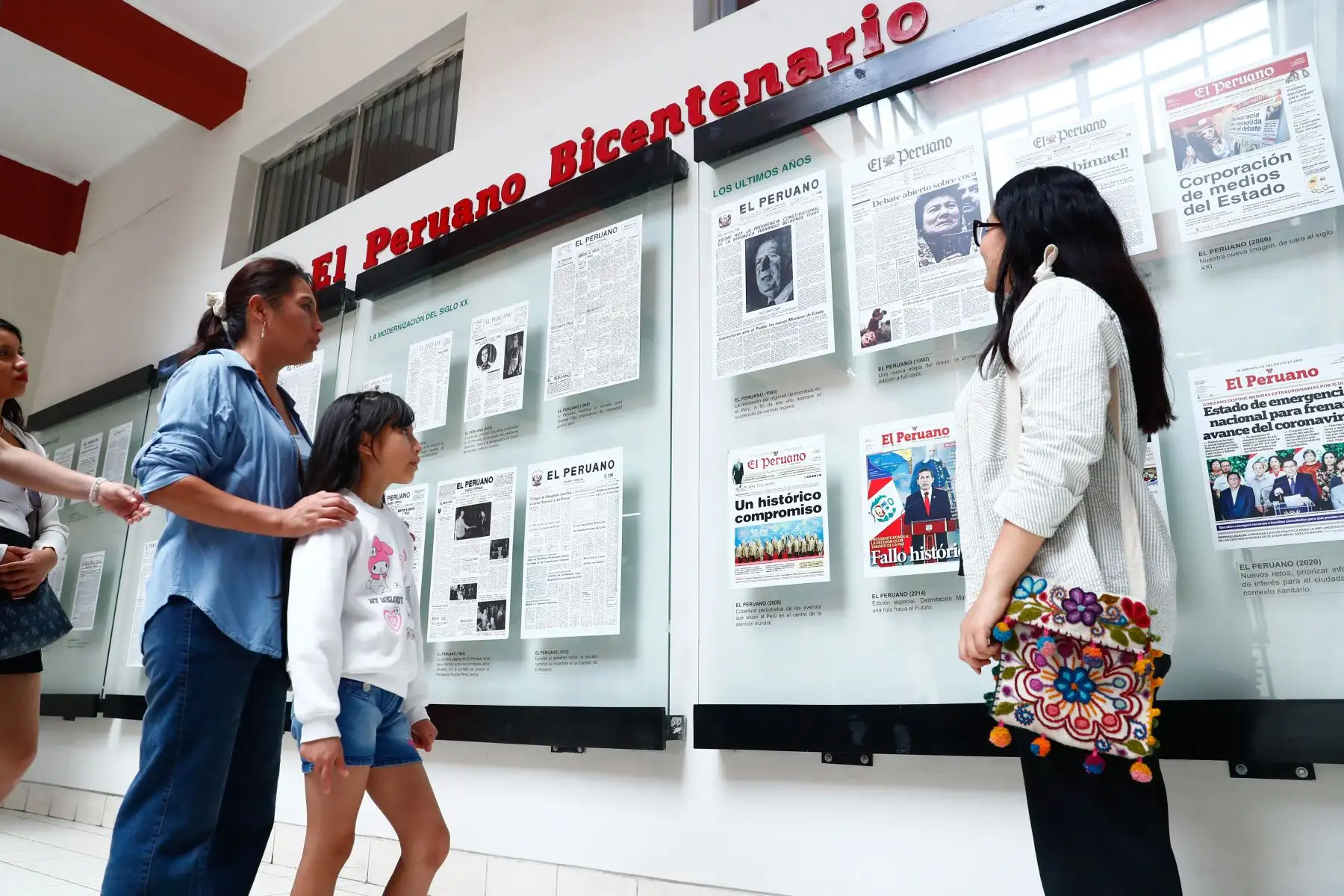 En el marco del programa Museos Abiertos, el Museo Gráfico de El Peruano recibió a decenas de personas el domingo 3 de mayo de 2026, como parte de la actividad "El Peruano: páginas que hacen historia". El público pudo apreciar la exposición temporal Nobel Eterno, y además participaron en el juego Desafío El Peruano. Foto: ANDINA/Daniel Bracamonte