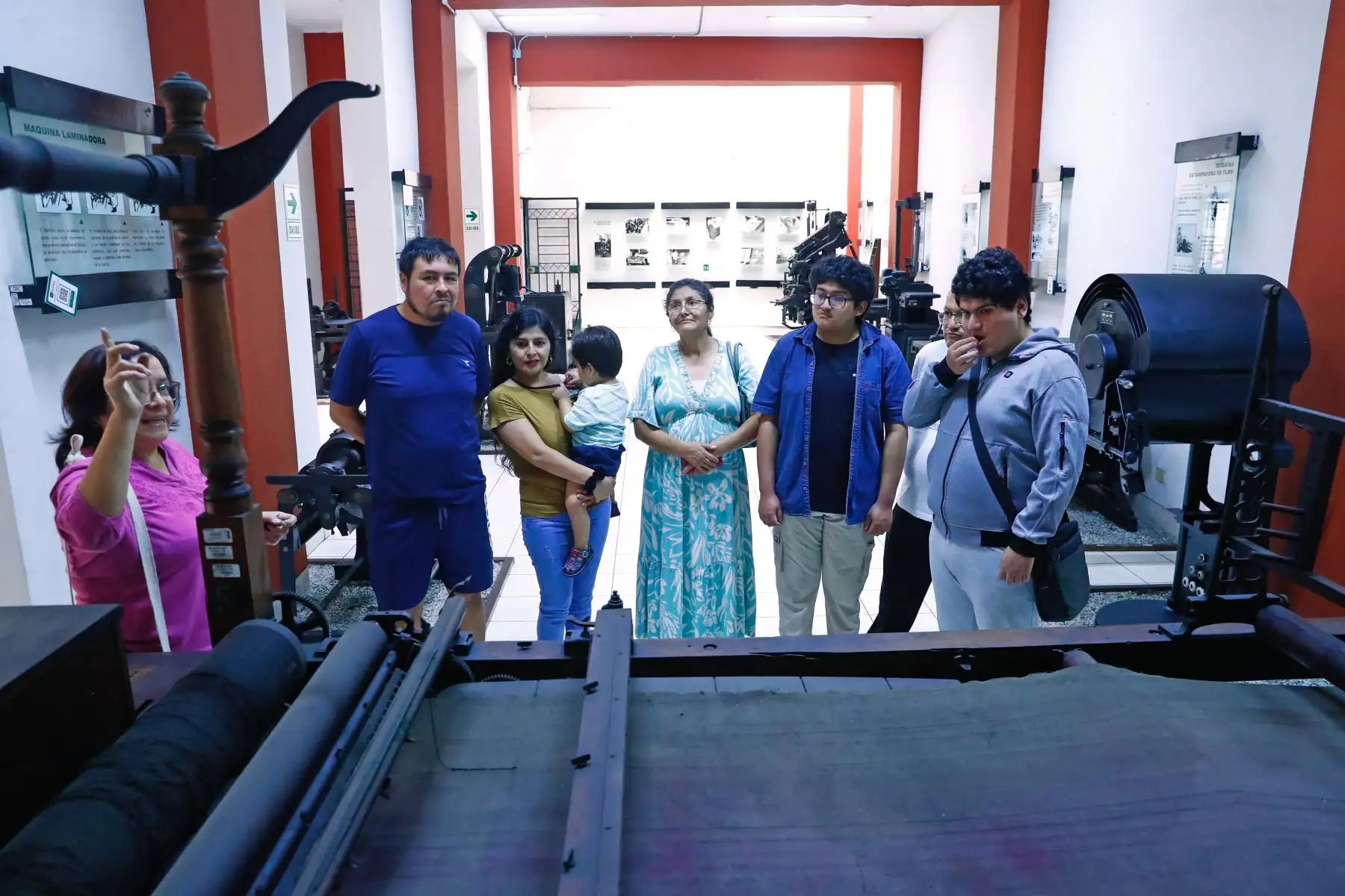 En el marco del programa Museos Abiertos, el Museo Gráfico de El Peruano recibió a decenas de personas el domingo 3 de mayo de 2026, como parte de la actividad "El Peruano: páginas que hacen historia". El público pudo apreciar la exposición temporal Nobel Eterno, y además participaron en el juego Desafío El Peruano. Foto: ANDINA/Daniel Bracamonte