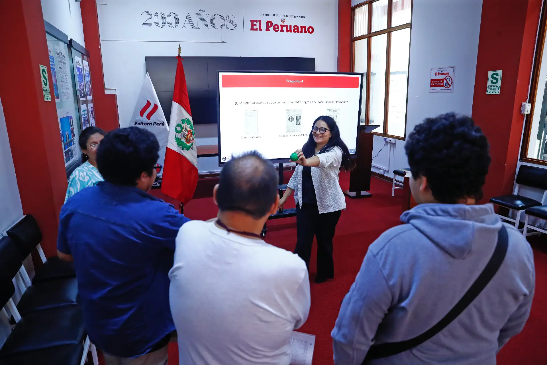 En el marco del programa Museos Abiertos, el Museo Gráfico de El Peruano recibió a decenas de personas el domingo 3 de mayo de 2026, como parte de la actividad "El Peruano: páginas que hacen historia". El público pudo apreciar la exposición temporal Nobel Eterno, y además participaron en el juego Desafío El Peruano. Foto: ANDINA/Daniel Bracamonte