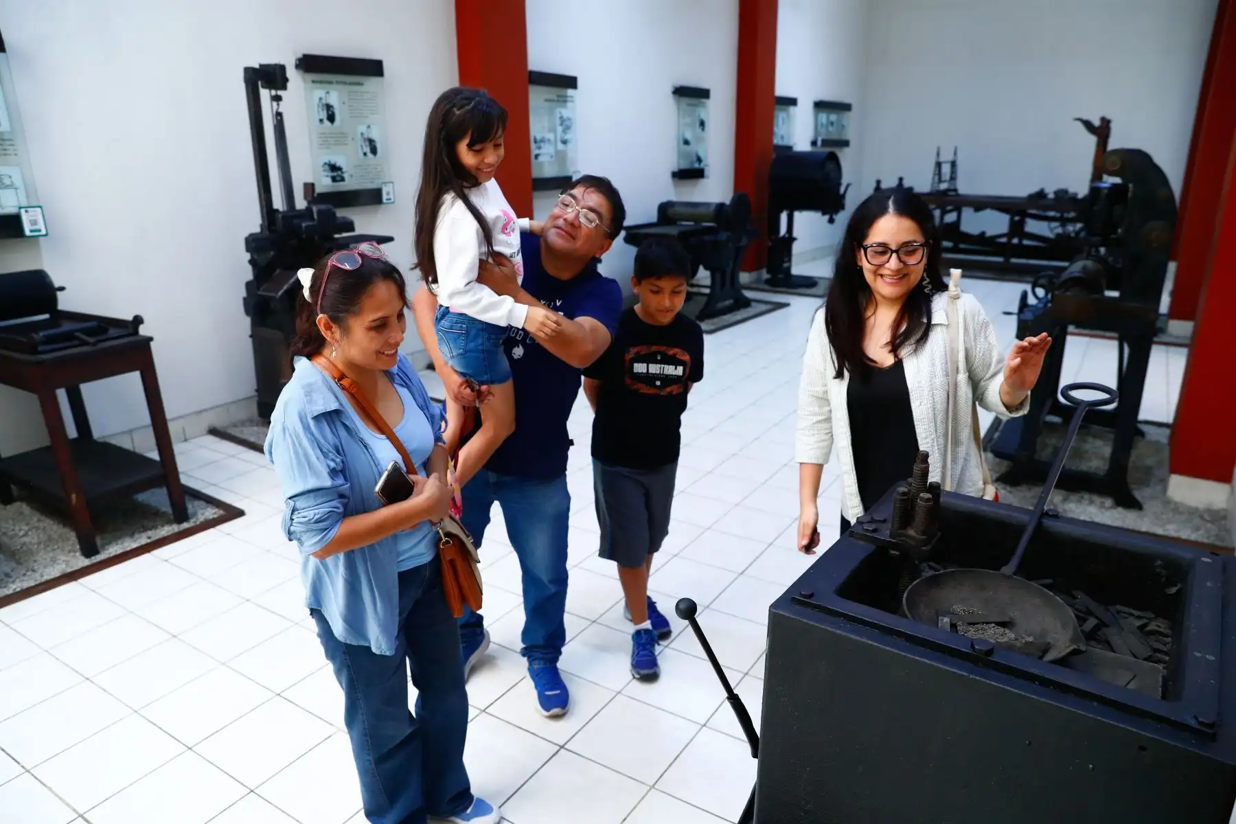 En el marco del programa Museos Abiertos, el Museo Gráfico de El Peruano recibió a decenas de personas el domingo 3 de mayo de 2026, como parte de la actividad "El Peruano: páginas que hacen historia". El público pudo apreciar la exposición temporal Nobel Eterno, y además participaron en el juego Desafío El Peruano. Foto: ANDINA/Daniel Bracamonte