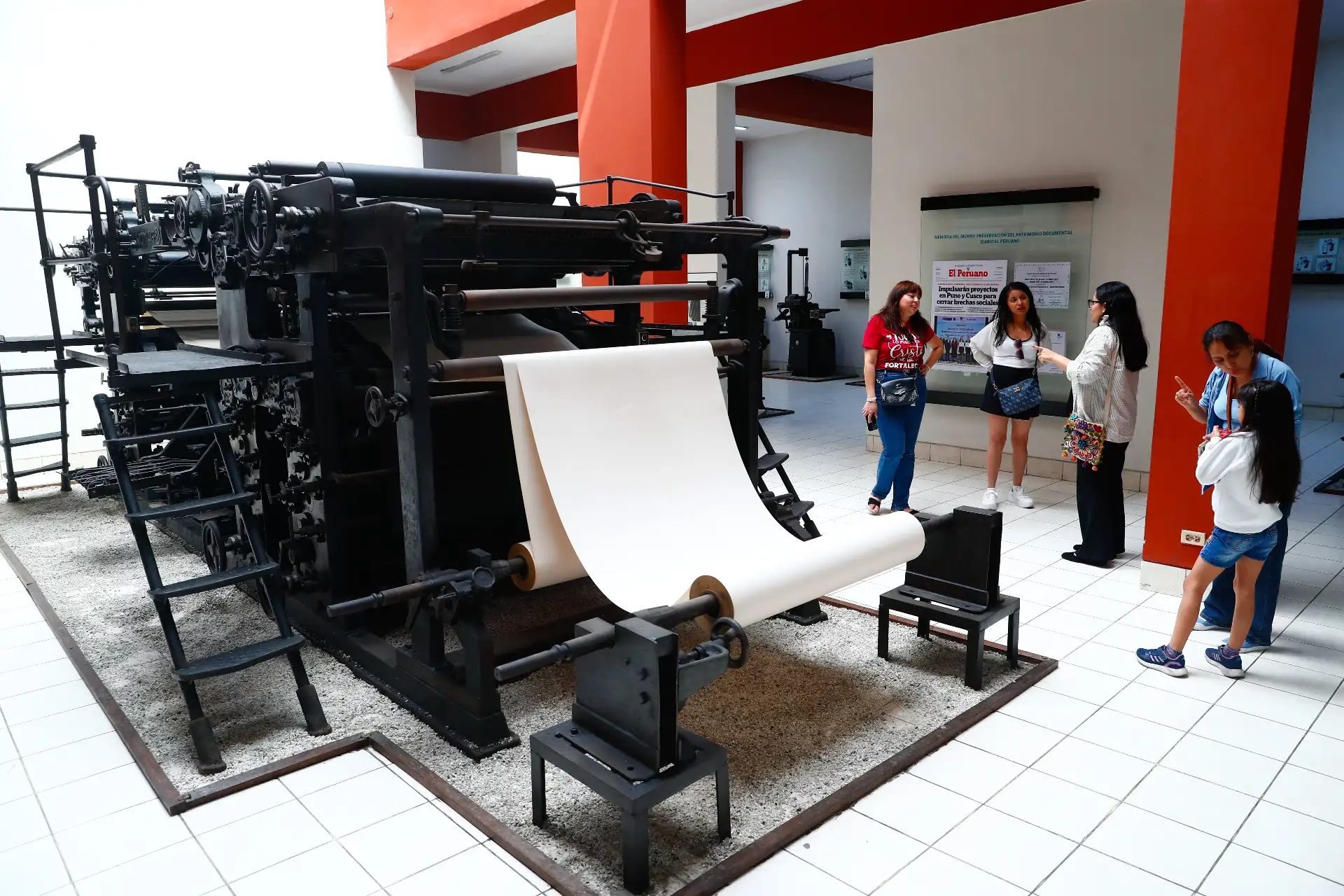 En el marco del programa Museos Abiertos, el Museo Gráfico de El Peruano recibió a decenas de personas el domingo 3 de mayo de 2026, como parte de la actividad "El Peruano: páginas que hacen historia". El público pudo apreciar la exposición temporal Nobel Eterno, y además participaron en el juego Desafío El Peruano. Foto: ANDINA/Daniel Bracamonte