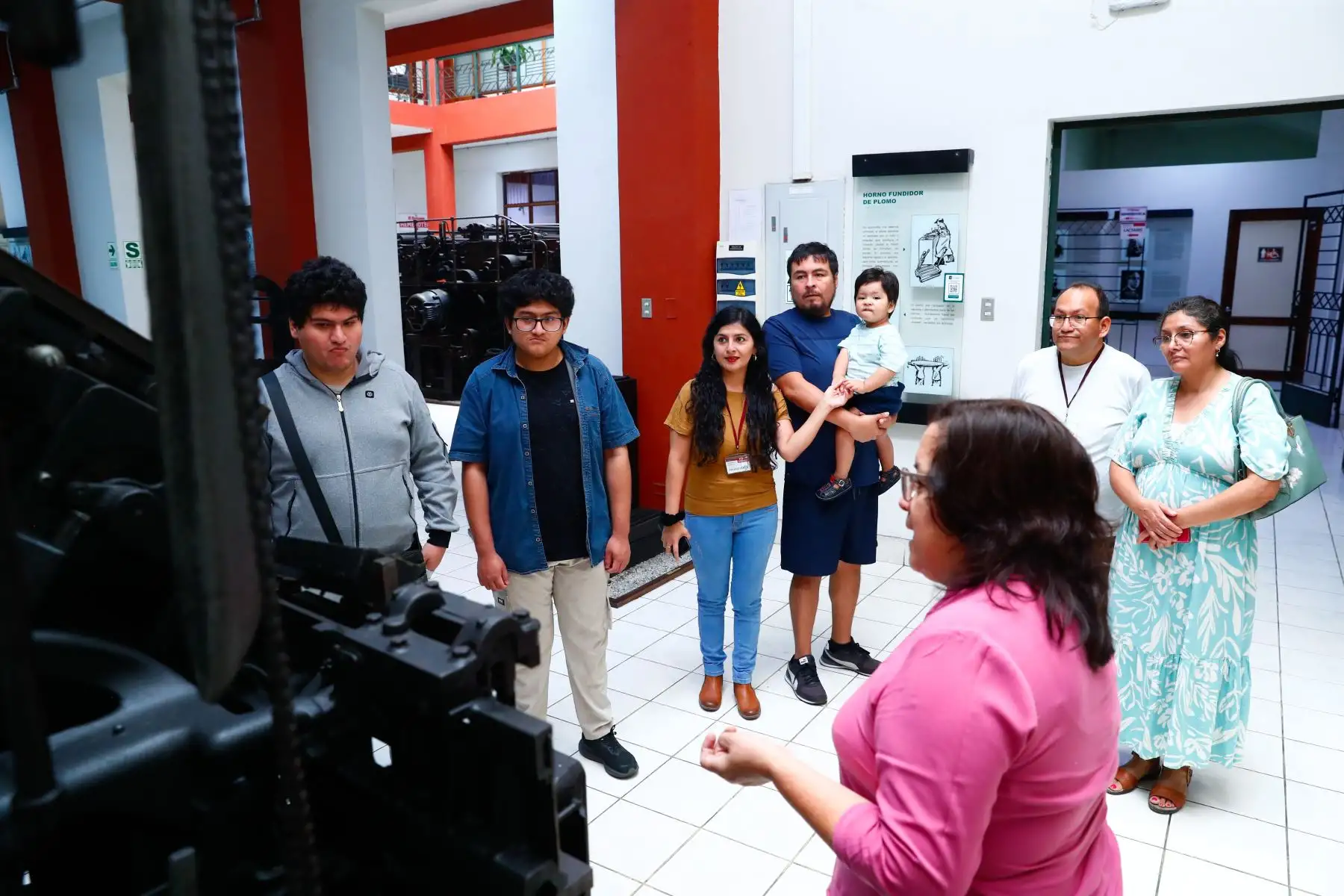 En el marco del programa Museos Abiertos, el Museo Gráfico de El Peruano recibió a decenas de personas el domingo 3 de mayo de 2026, como parte de la actividad "El Peruano: páginas que hacen historia". El público pudo apreciar la exposición temporal Nobel Eterno, y además participaron en el juego Desafío El Peruano. Foto: ANDINA/Daniel Bracamonte