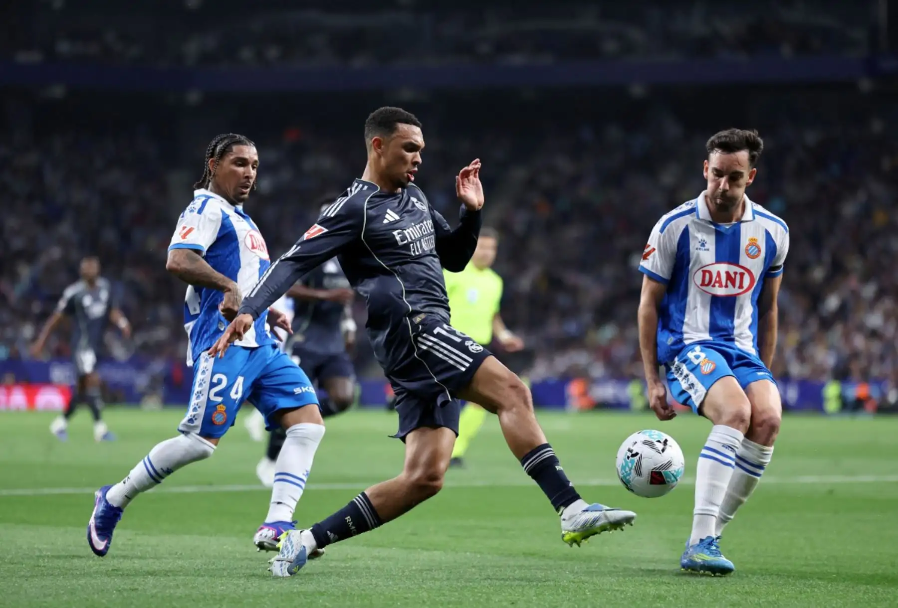 El defensa inglés del Real Madrid, Trent Alexander-Arnold, disputa el balón con el delantero inglés del Espanyol, Tyrhys Dolan, y el centrocampista español del Espanyol, Edu Expósito, durante el partido de la liga española entre el RCD Espanyol y el Real Madrid. Foto: ANDINA/AFP