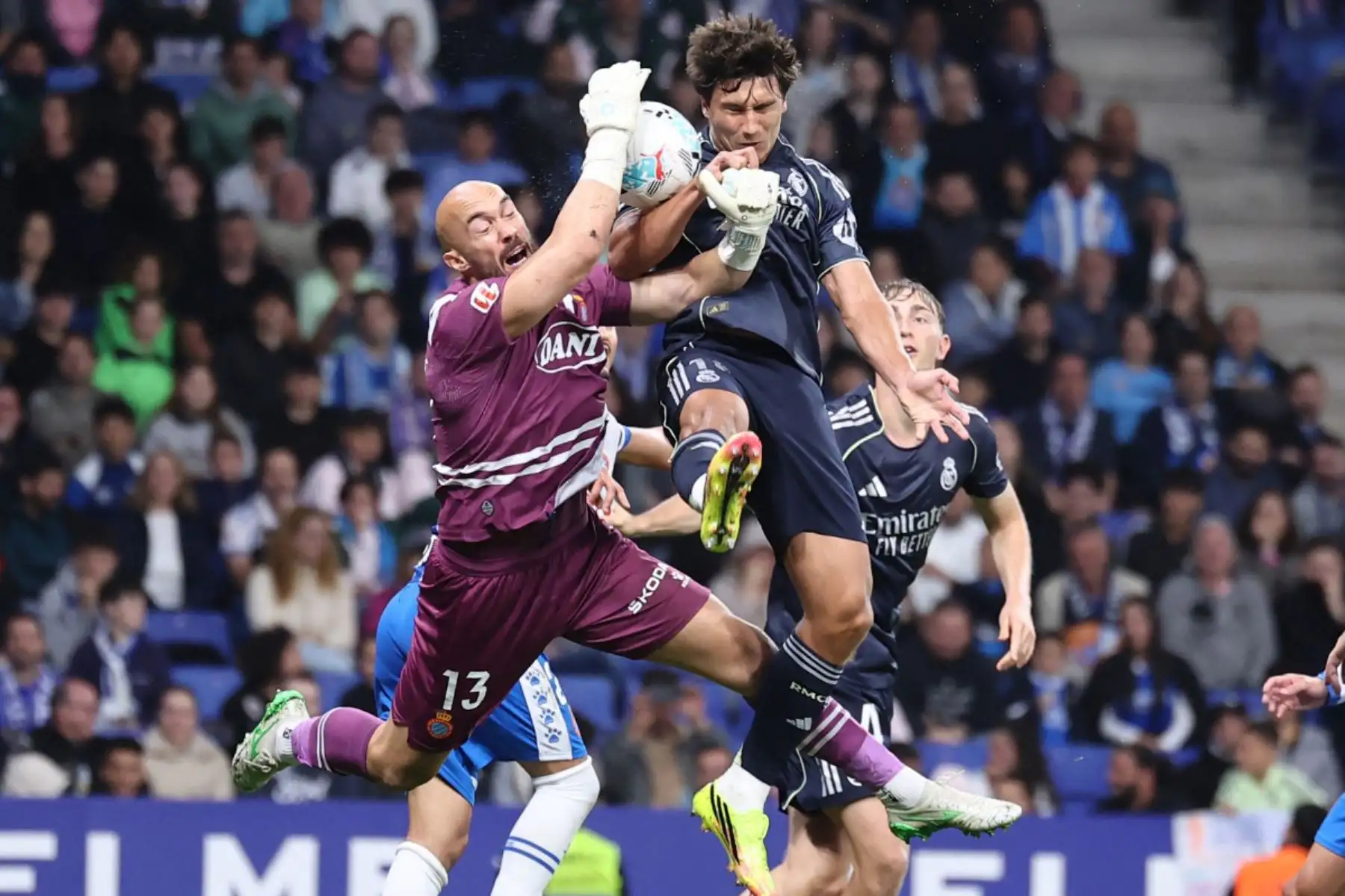 El delantero español del Real Madrid, Gonzalo García, disputa el balón con el portero serbio del Espanyol, Marko Dmitrovic, durante el partido de la liga española entre el RCD Espanyol y el Real Madrid.
Foto: ANDINA/AFP