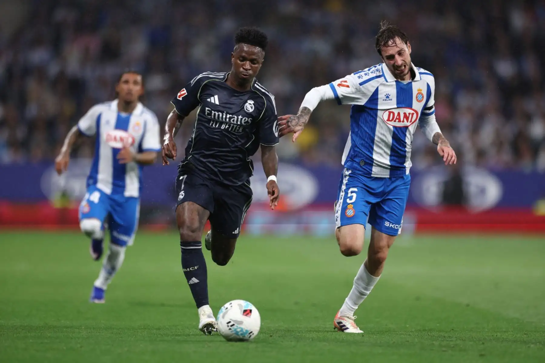 El delantero brasileño del Real Madrid, Vinícius Júnior, disputa el balón con el defensa español del Espanyol, Fernando Calero, durante el partido de la liga española entre el RCD Espanyol y el Real Madrid. Foto: ANDINA/AFP